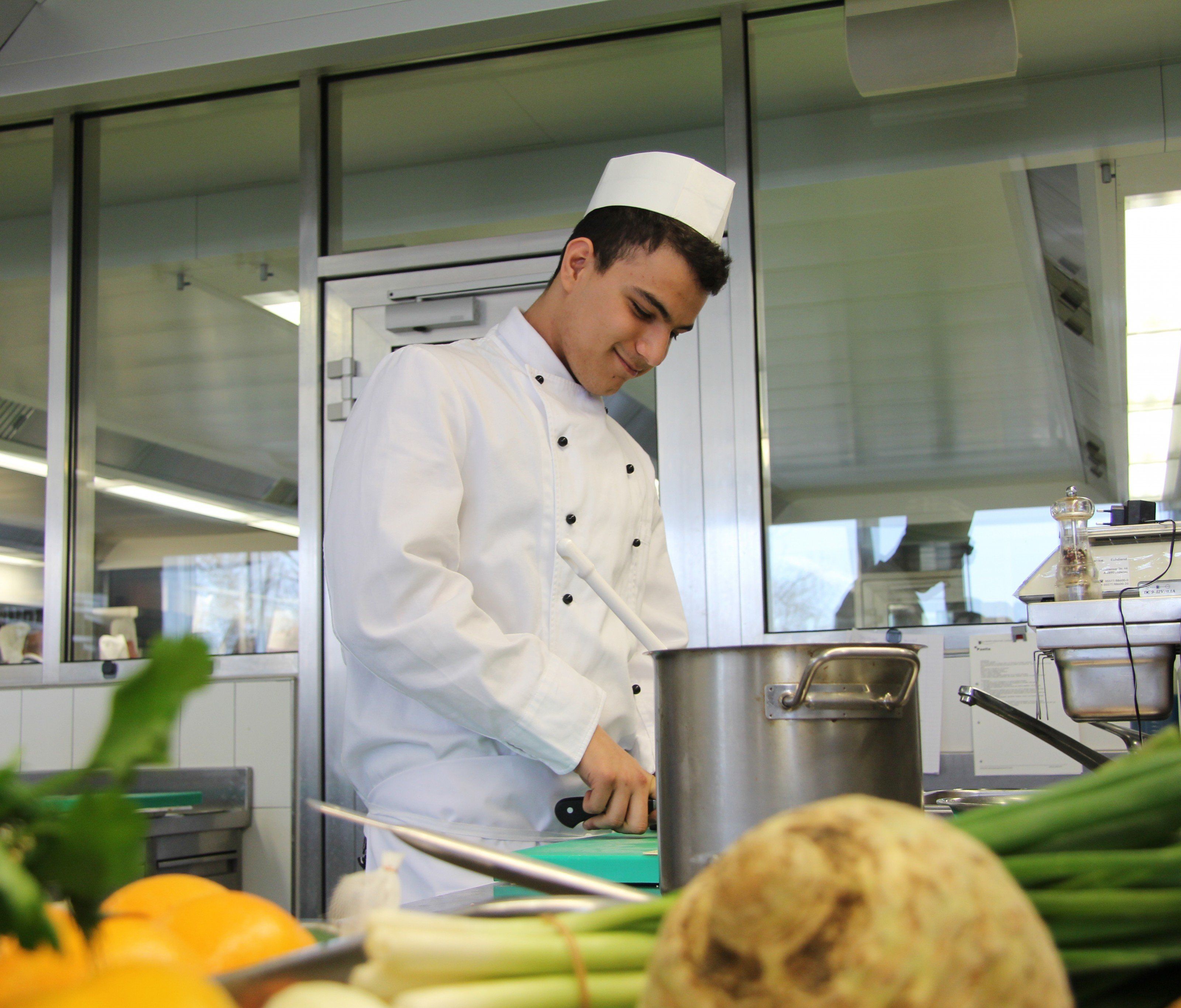 Berufsschüler, Flüchtlinge und Menschen mit Beeinträchtigung kochen gemeinsam. Berufsschüler, Flüchtlinge und Menschen mit Beeinträchtigung kochen gemeinsam.
