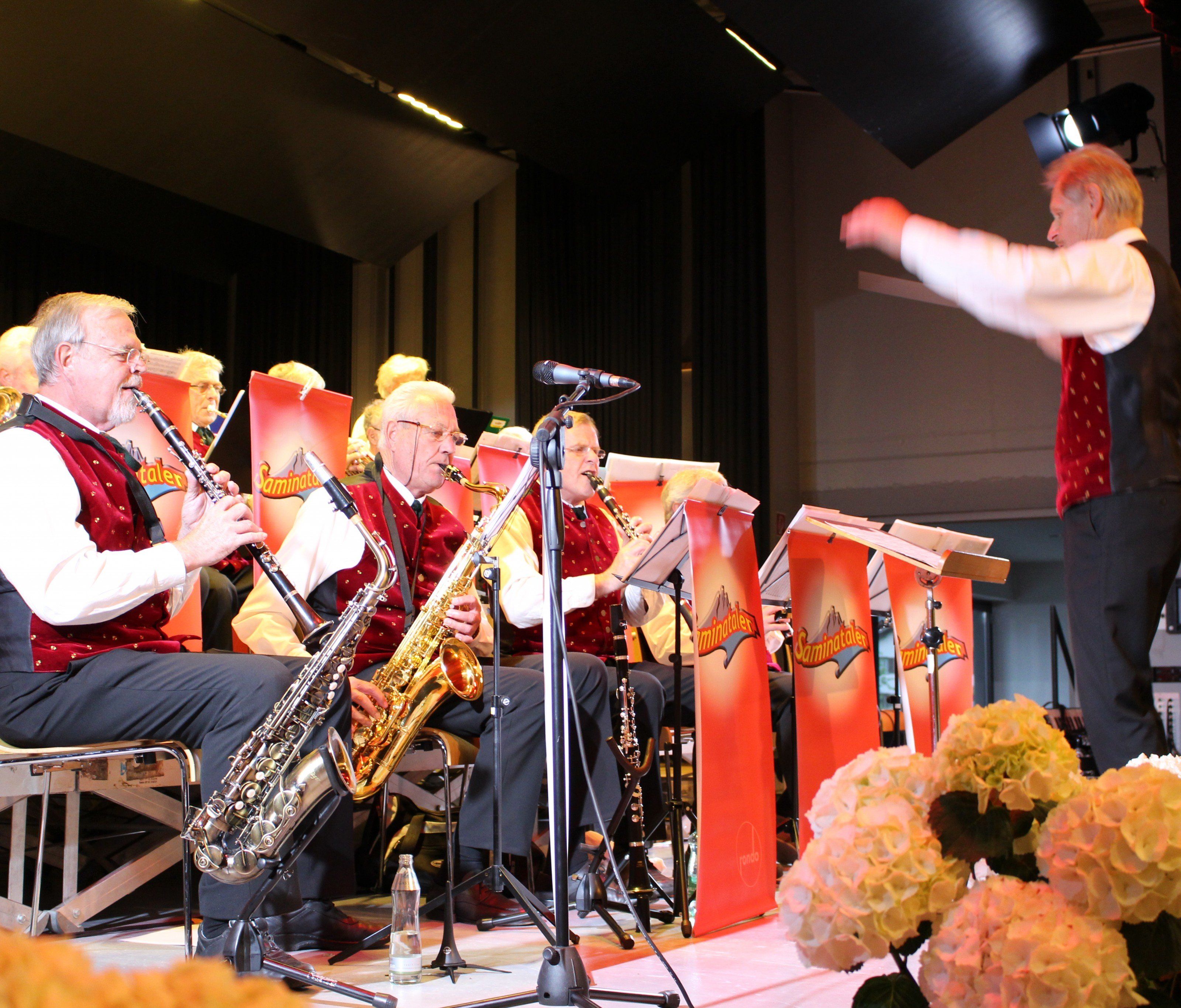 Saminataler traten im Adalbert-Welte-Saal auf. Saminataler traten im Adalbert-Welte-Saal auf.