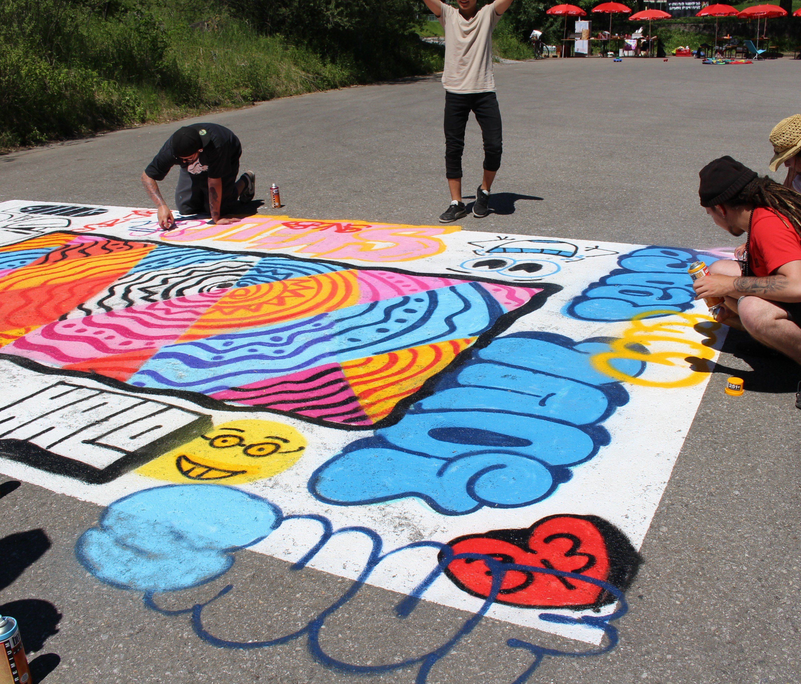 Skaterplatz mit buntem Mandala, Basketballkorb in Stand gesetzt Skaterplatz mit buntem Mandala, Basketballkorb in Stand gesetzt