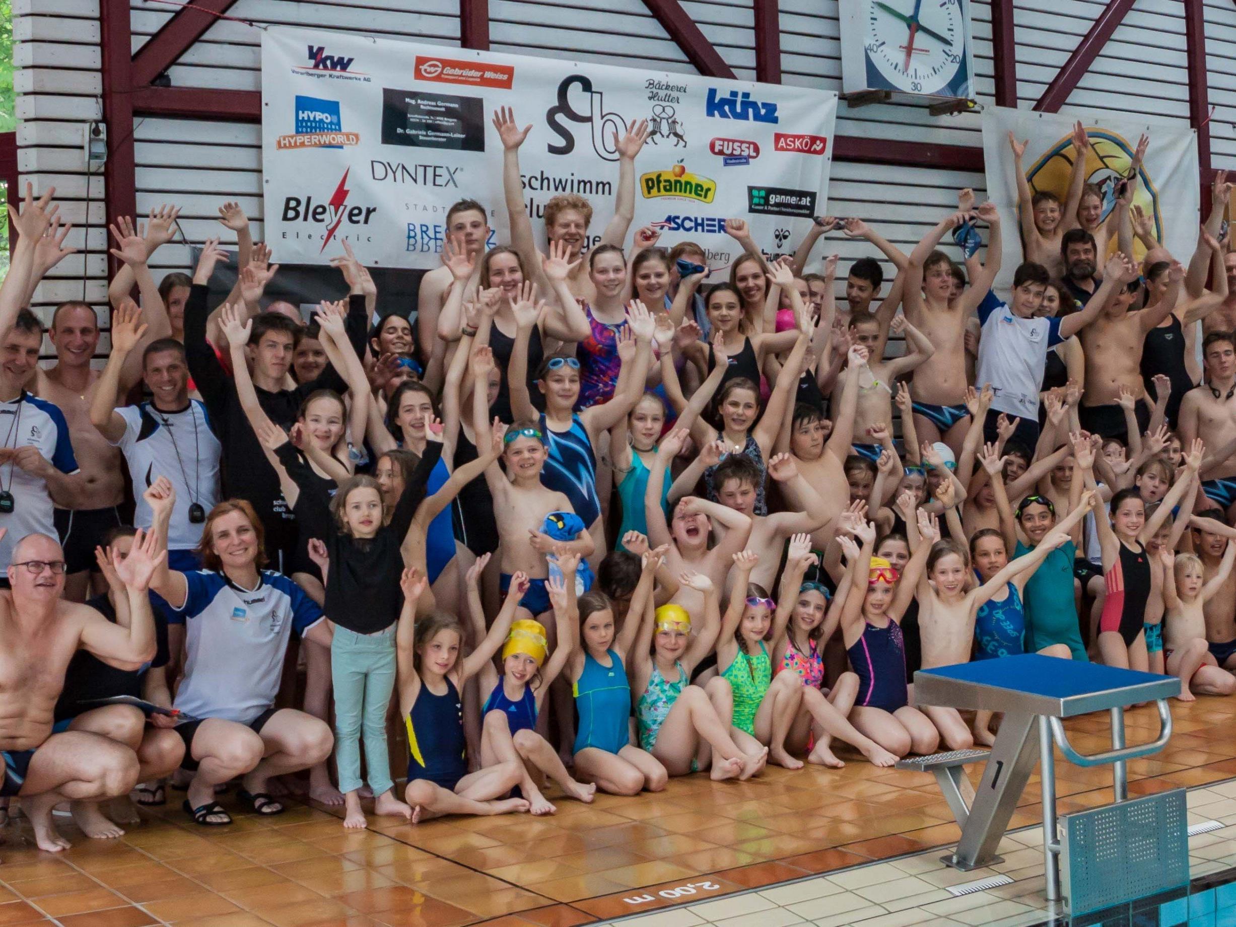 Begeisterte Schwimmerinnen und Schwimmer im Bregenzer Hallenbad