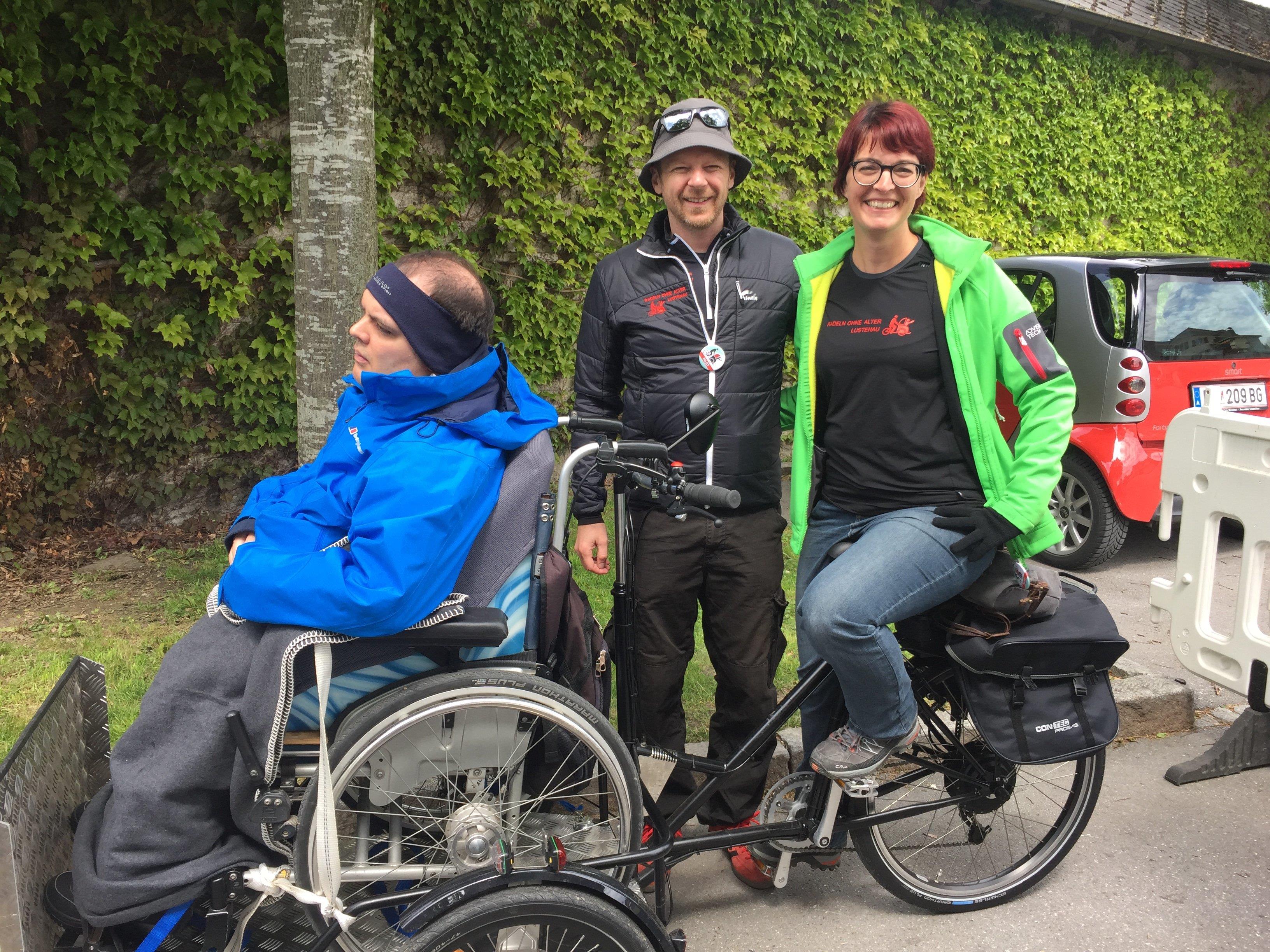 Michael König, Obmann von Radeln ohne Alter und Tanja Maier mit Michael Alge im neuen Lastenrad für Rollstuhlfahrer