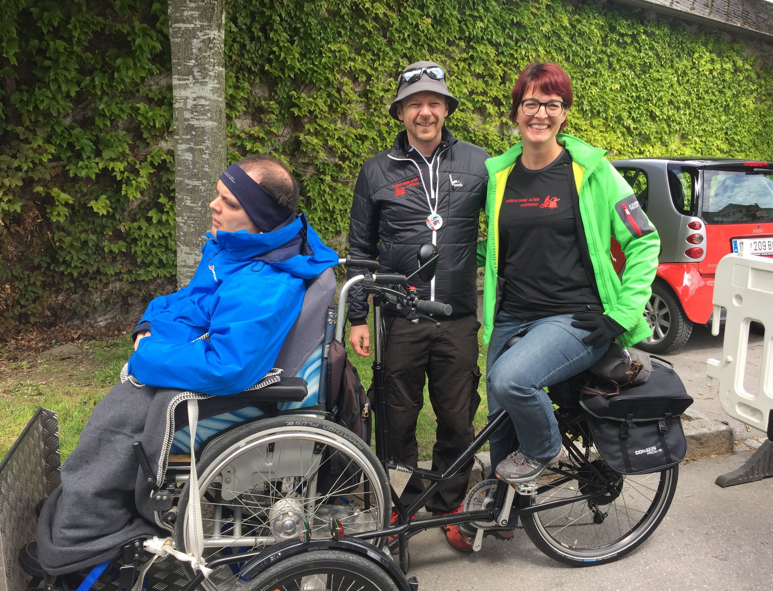 Michael König, Obmann von Radeln ohne Alter und Tanja Maier mit Michael Alge im neuen Lastenrad für Rollstuhlfahrer Michael König, Obmann von Radeln ohne Alter und Tanja Maier mit Michael Alge im neuen Lastenrad für Rollstuhlfahrer