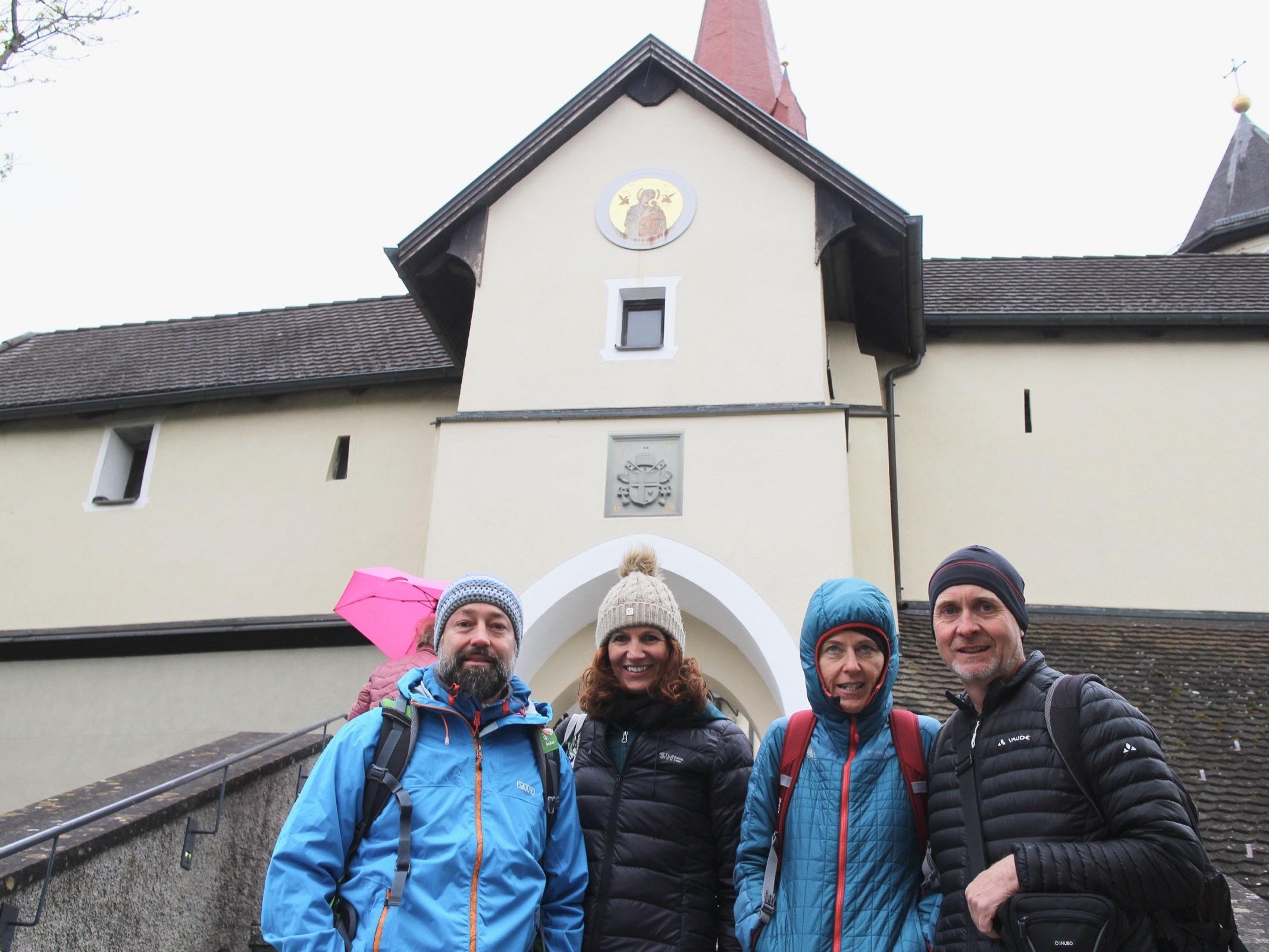 Diese kleine Pilgergruppe pilgerte bereits ab Mitternacht von Wolfurt bis zum Liebfrauenberg in Rankweil