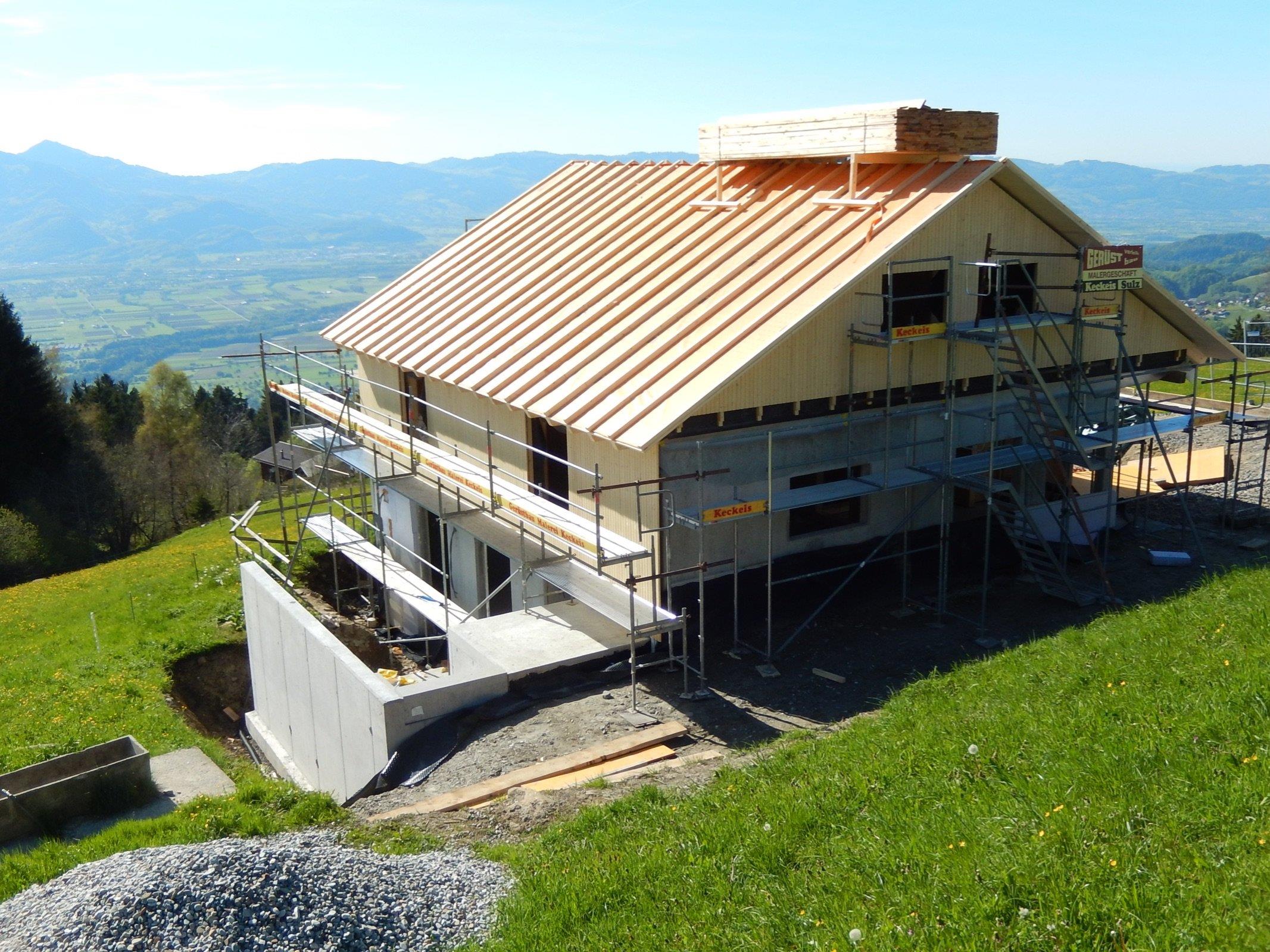 In kürzester Zeit war die Holzkonstruktion der neuen Pfadihütte aufgebaut.