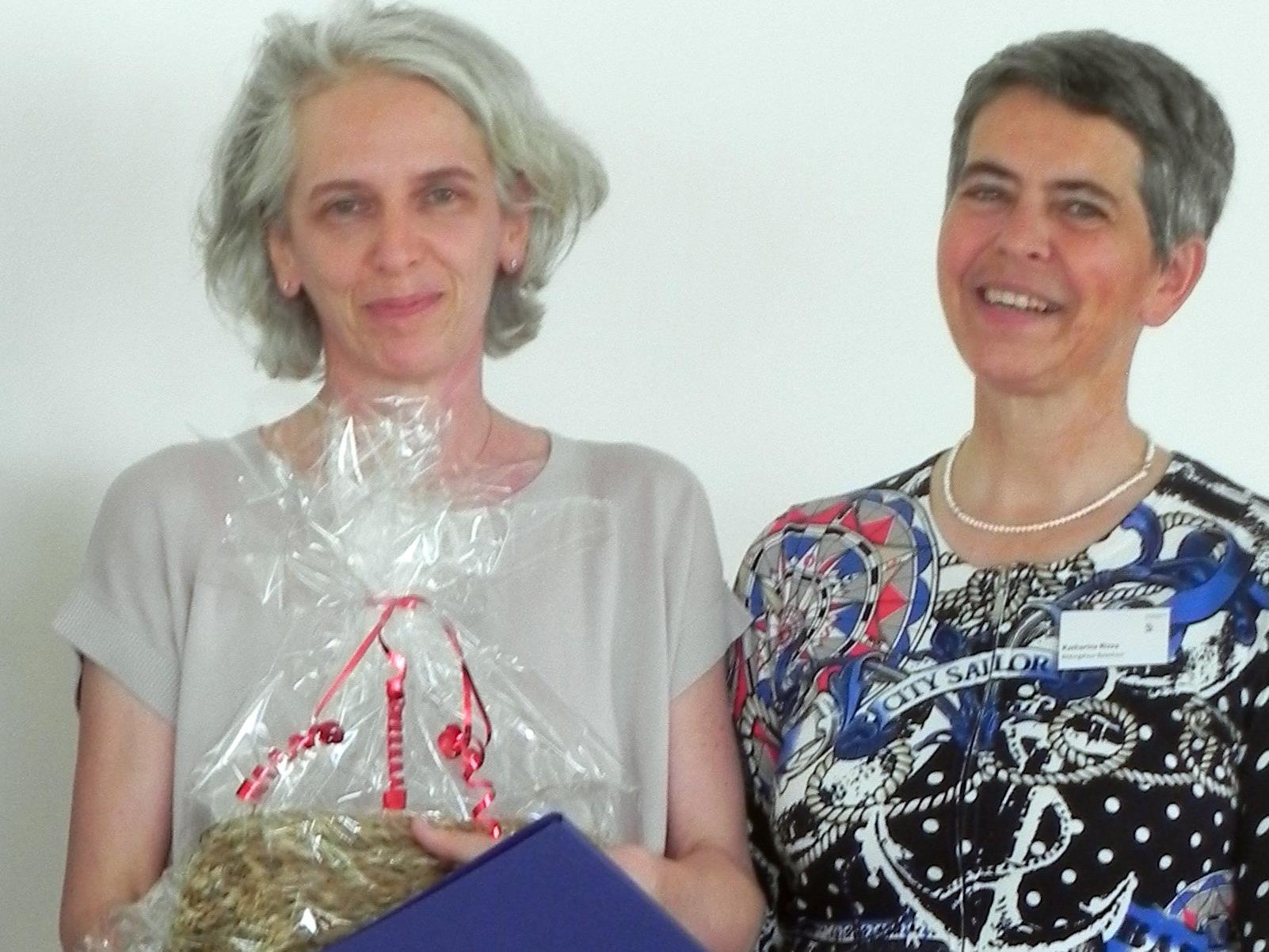 Katharina Rizza überreicht den Preis Helga Koch-Tumler im Rahmen des Vorarlberger Palliativlehrganges.
