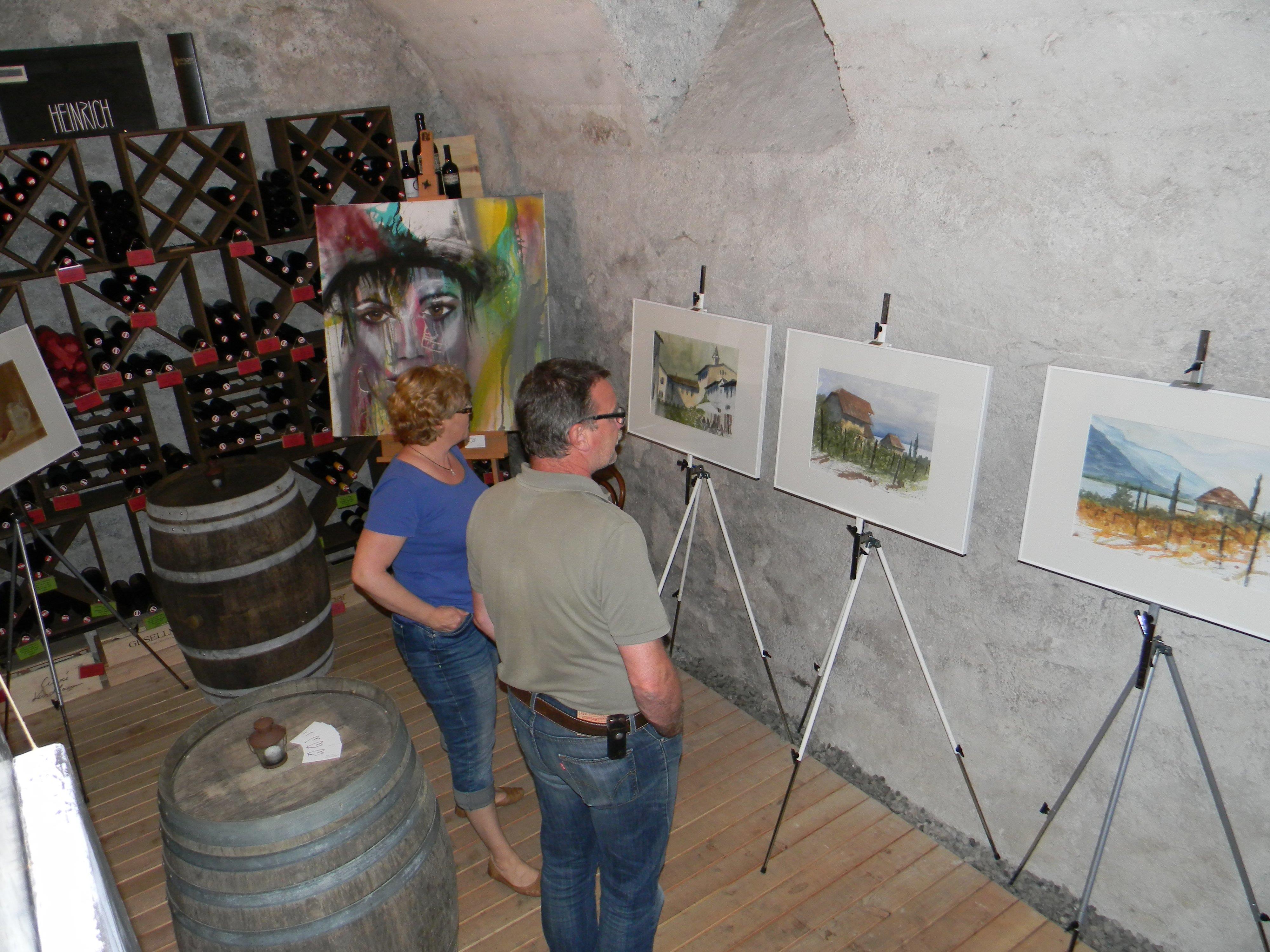 Bei einem Rundgang durch sechs Keller können zahlreiche Kunstwerke besichtigt werden