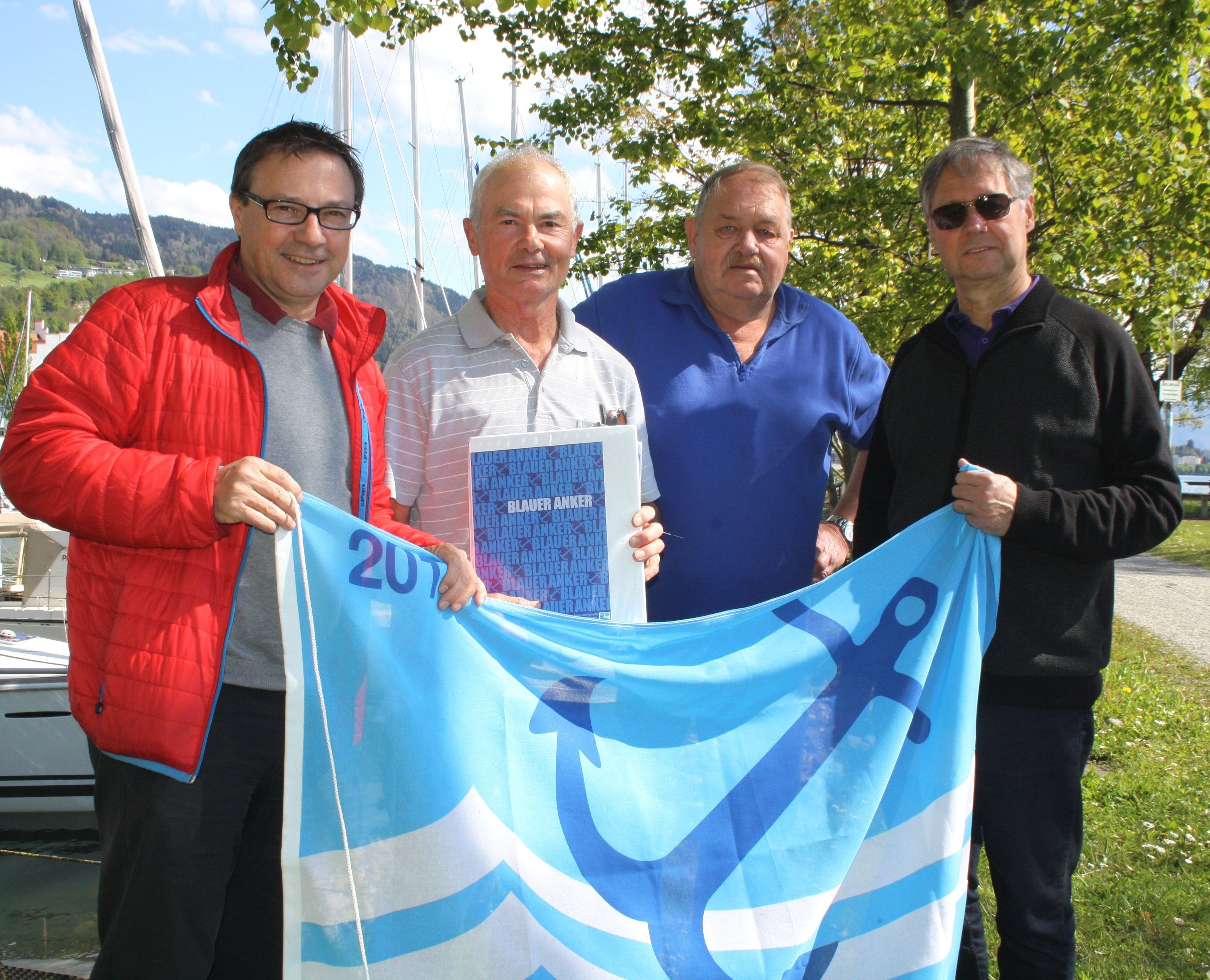 Audit „Blauer Anker“ im Lochauer Hafen mit Vizebürgermeister Christophorus Schmid, Martin Amann als leitendem Auditor von der Internationalen Wassersportgemeinschaft Bodensee, Hafenmeister Franz Leissing und Elmar Graß (Wirtschafts- und Tourismusausschuss). Audit „Blauer Anker“ im Lochauer Hafen mit Vizebürgermeister Christophorus Schmid, Martin Amann als leitendem Auditor von der Internationalen Wassersportgemeinschaft Bodensee, Hafenmeister Franz Leissing und Elmar Graß (Wirtschafts- und Tourismusausschuss).