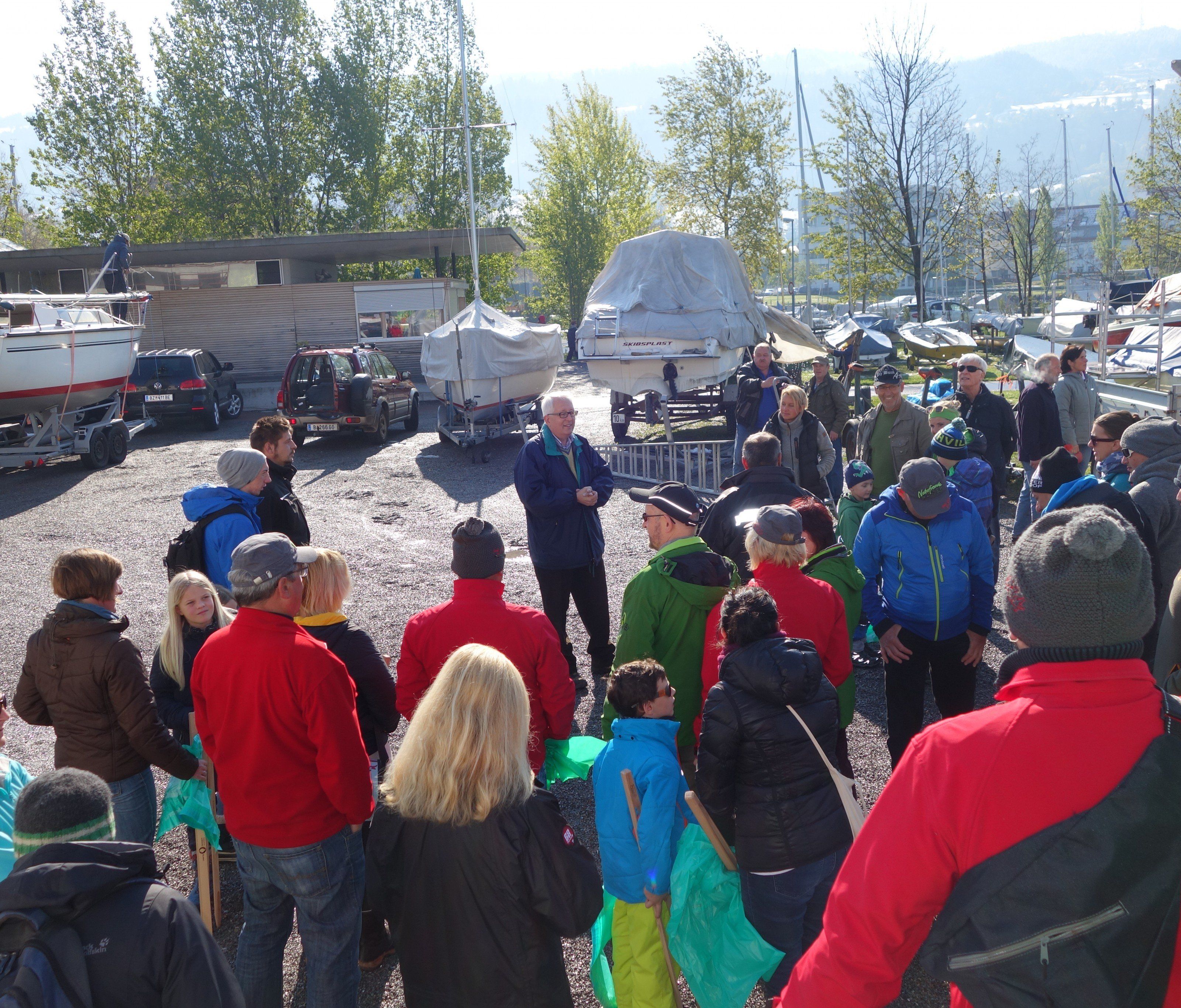 Recht groß war die Zahl der Helferinnen und Helfer, die Bürgermeister Michael Simma zur diesjährigen Landschaftsreinigungsaktion am See begrüßen konnte. Recht groß war die Zahl der Helferinnen und Helfer, die Bürgermeister Michael Simma zur diesjährigen Landschaftsreinigungsaktion am See begrüßen konnte.