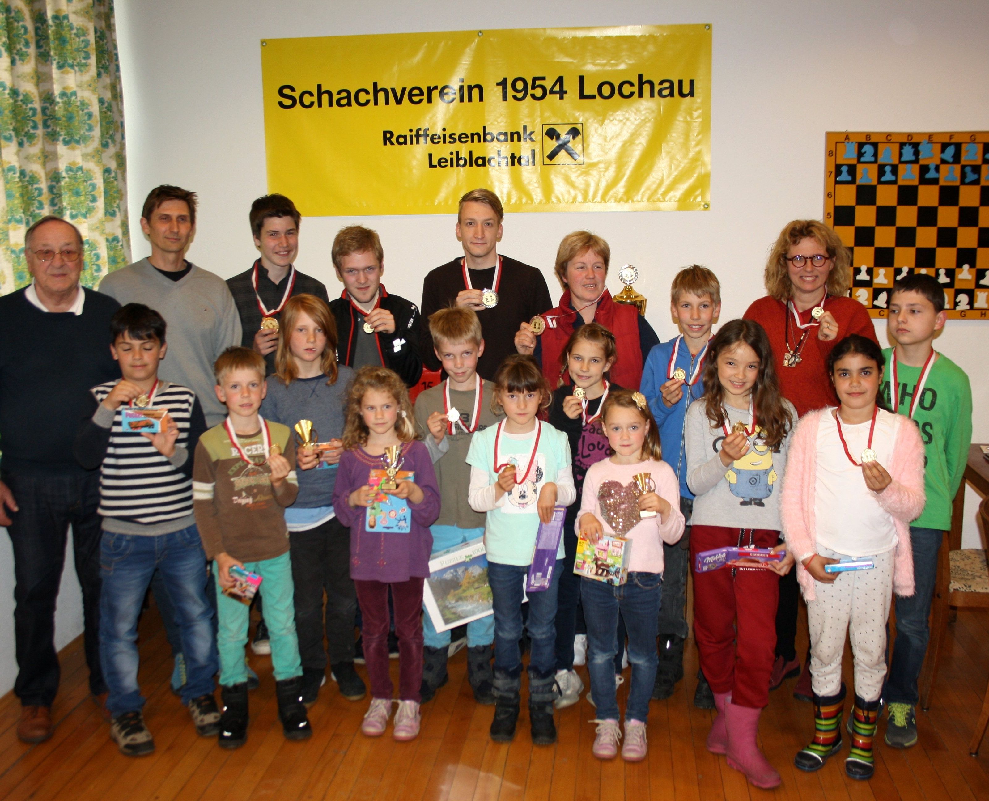 Die erfolgreichen Turnierteilnehmer – Nachwuchs und B-Mannschafts-Kader – mit Pokalen, Medaillen und Sachpreisen beim Siegerfoto mit Obmann Manfred Mayr und Nachwuchsbetreuer Hans Rigg. Die erfolgreichen Turnierteilnehmer – Nachwuchs und B-Mannschafts-Kader – mit Pokalen, Medaillen und Sachpreisen beim Siegerfoto mit Obmann Manfred Mayr und Nachwuchsbetreuer Hans Rigg.