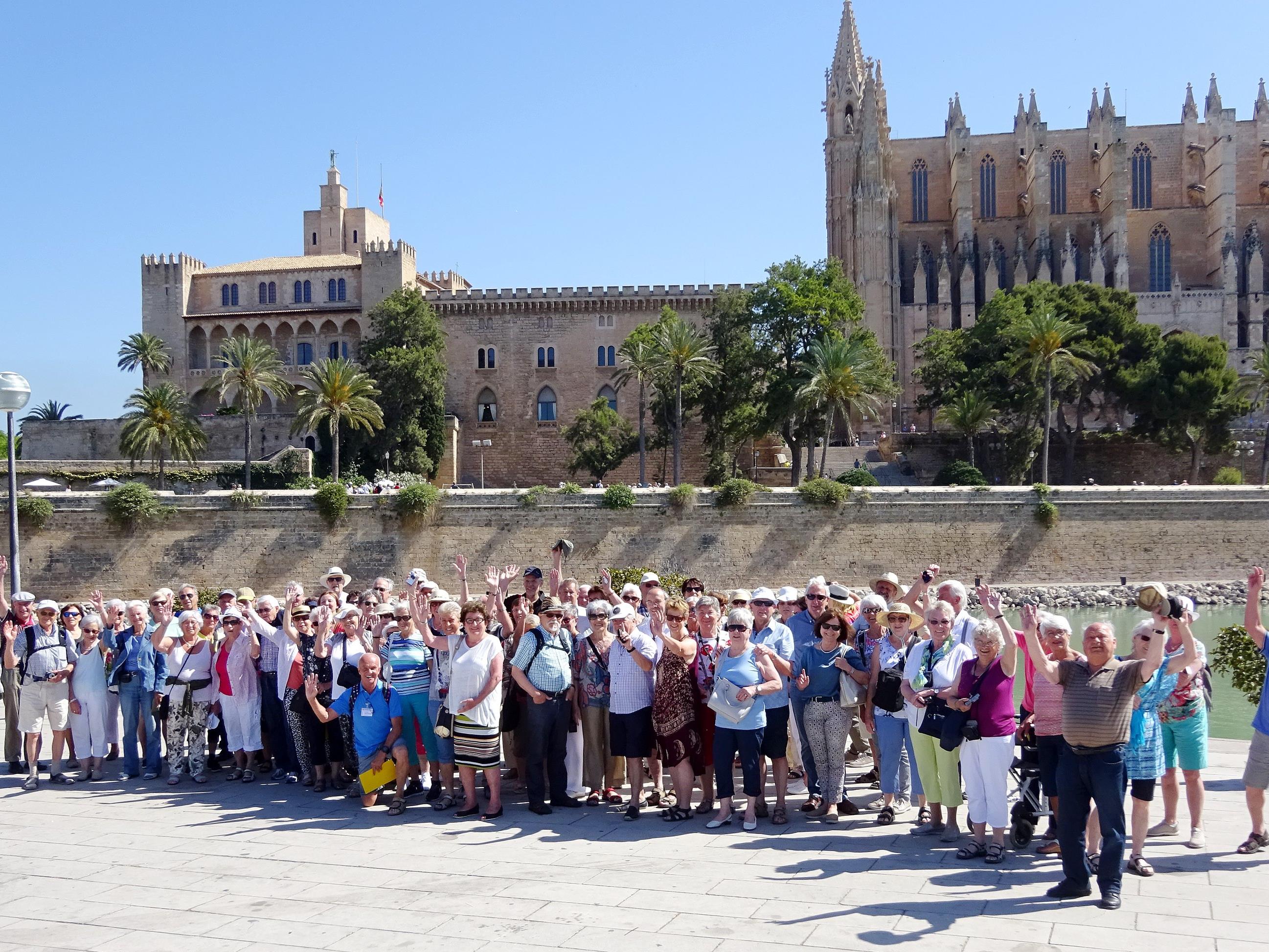 Unsere Seniorenbund-Reisegruppe vor der Kathedrale in Palma