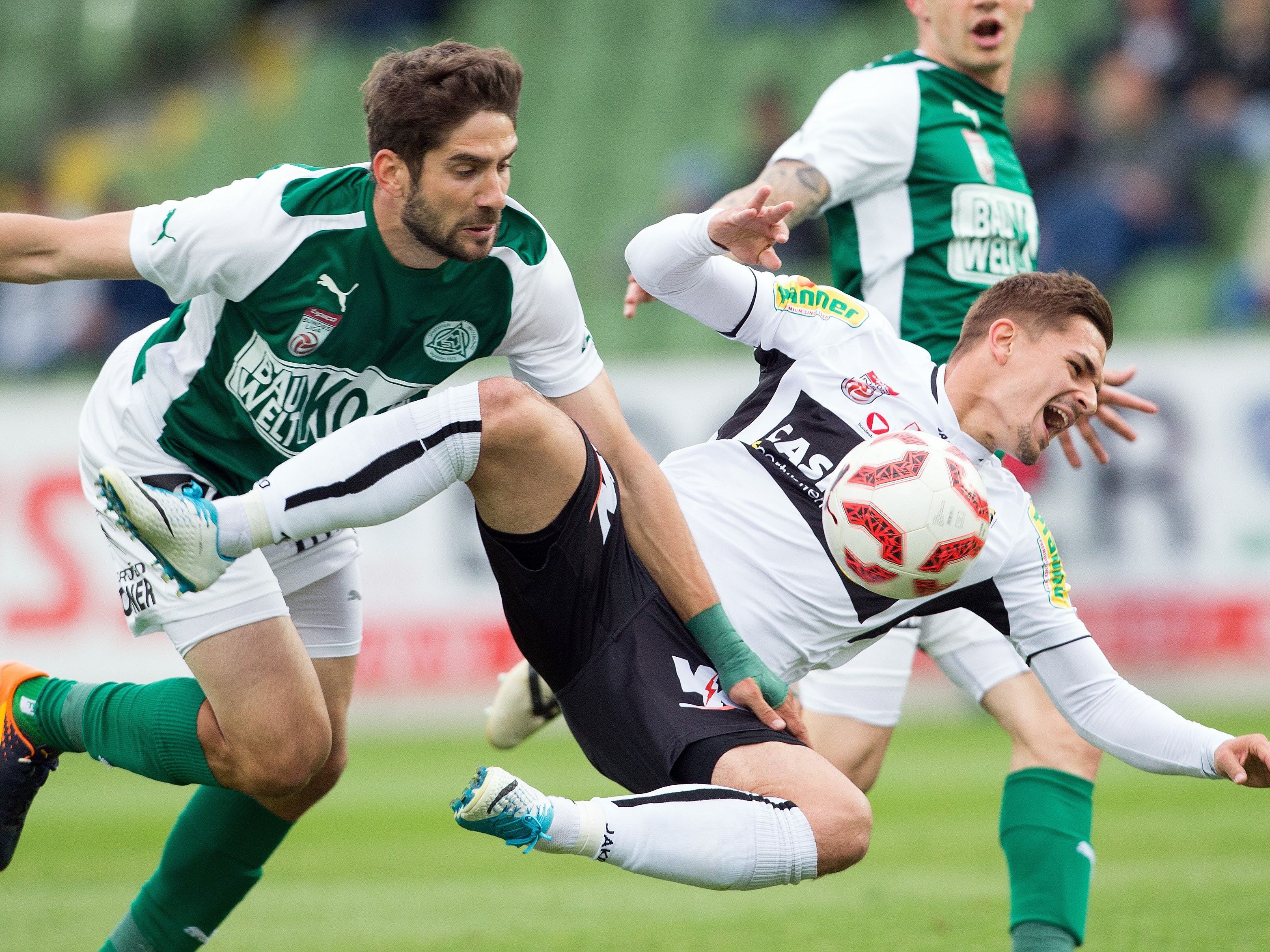 Weder eine Karte noch Freist0ß nach einem klaren Torraub-Foul an Dovedan erzürnte die Altacher zu Recht. Weder eine Karte noch Freist0ß nach einem klaren Torraub-Foul an Dovedan erzürnte die Altacher zu Recht.