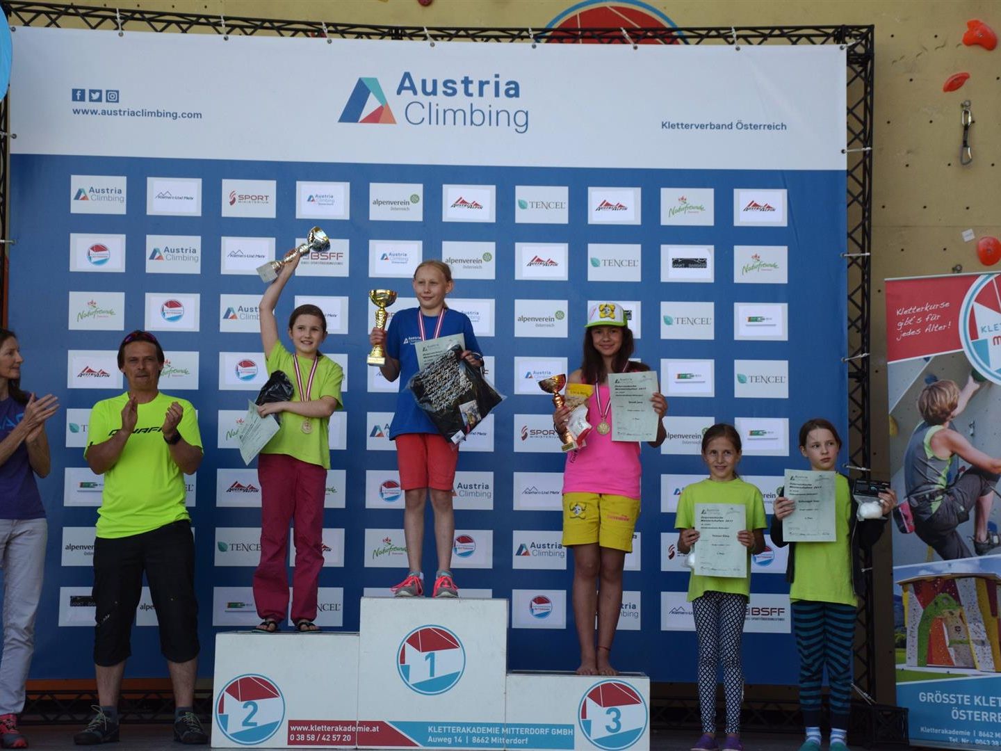 Die siegreiche Naima auf dem Stockerl Die siegreiche Naima auf dem Stockerl