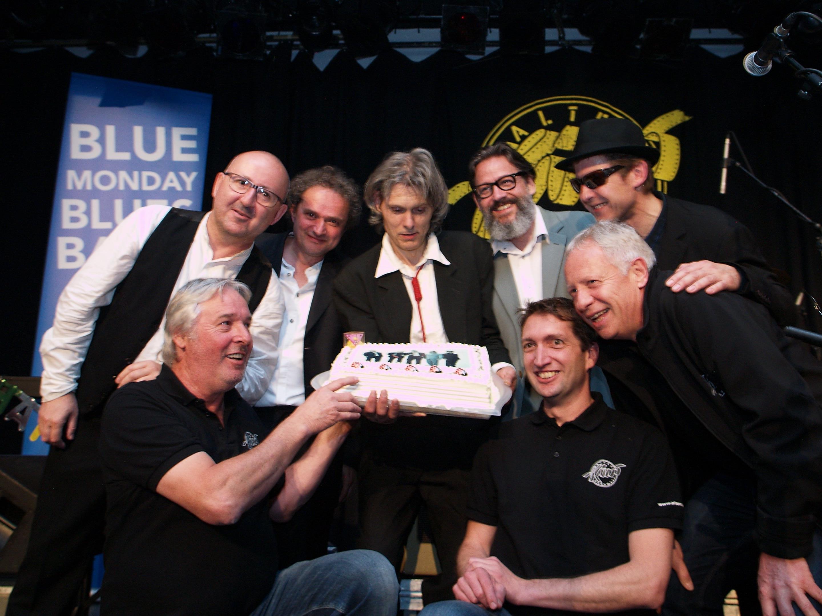 Das Team vom Alten Kino mit Armin Wille, Michael Mathis und Christian Kopf gratulierte der "Blue Monday Blues Band"