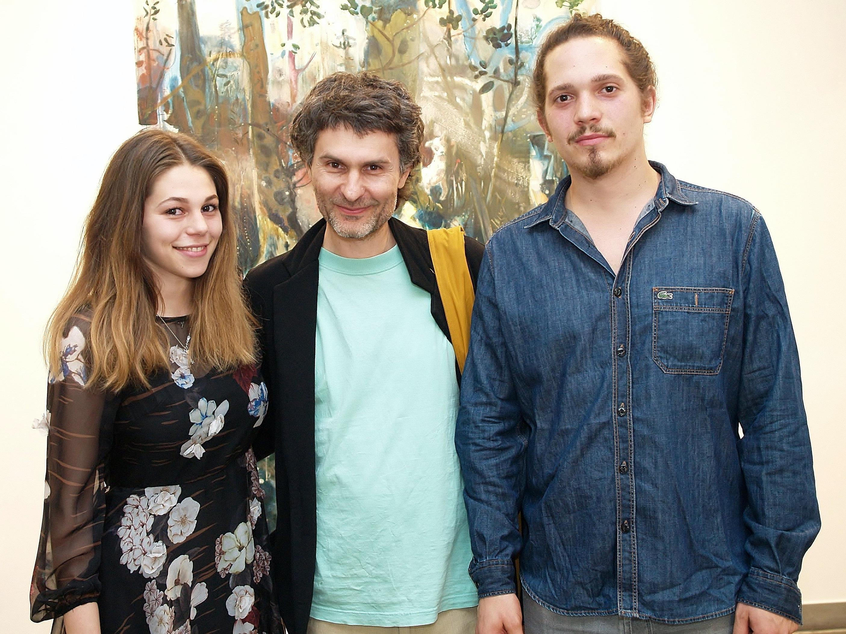 Leonie Hirn mit Künstler Mitja Ficko und Vernissageredner Calvin Mechora