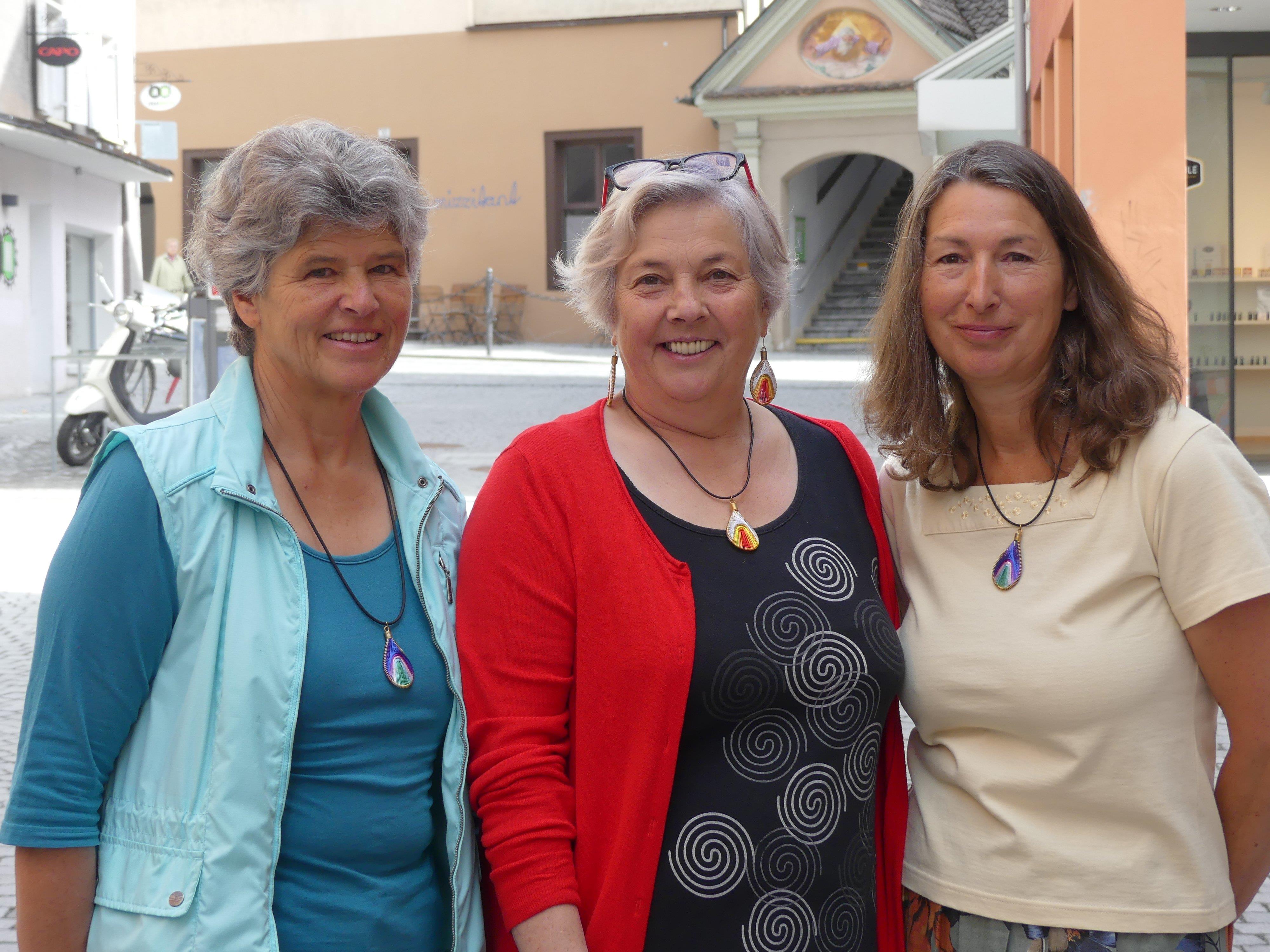 Mitarbeiterinnen des Weltladen Bludenz mit Schmuck des Projekts "Drop Earrings Not Bombs"