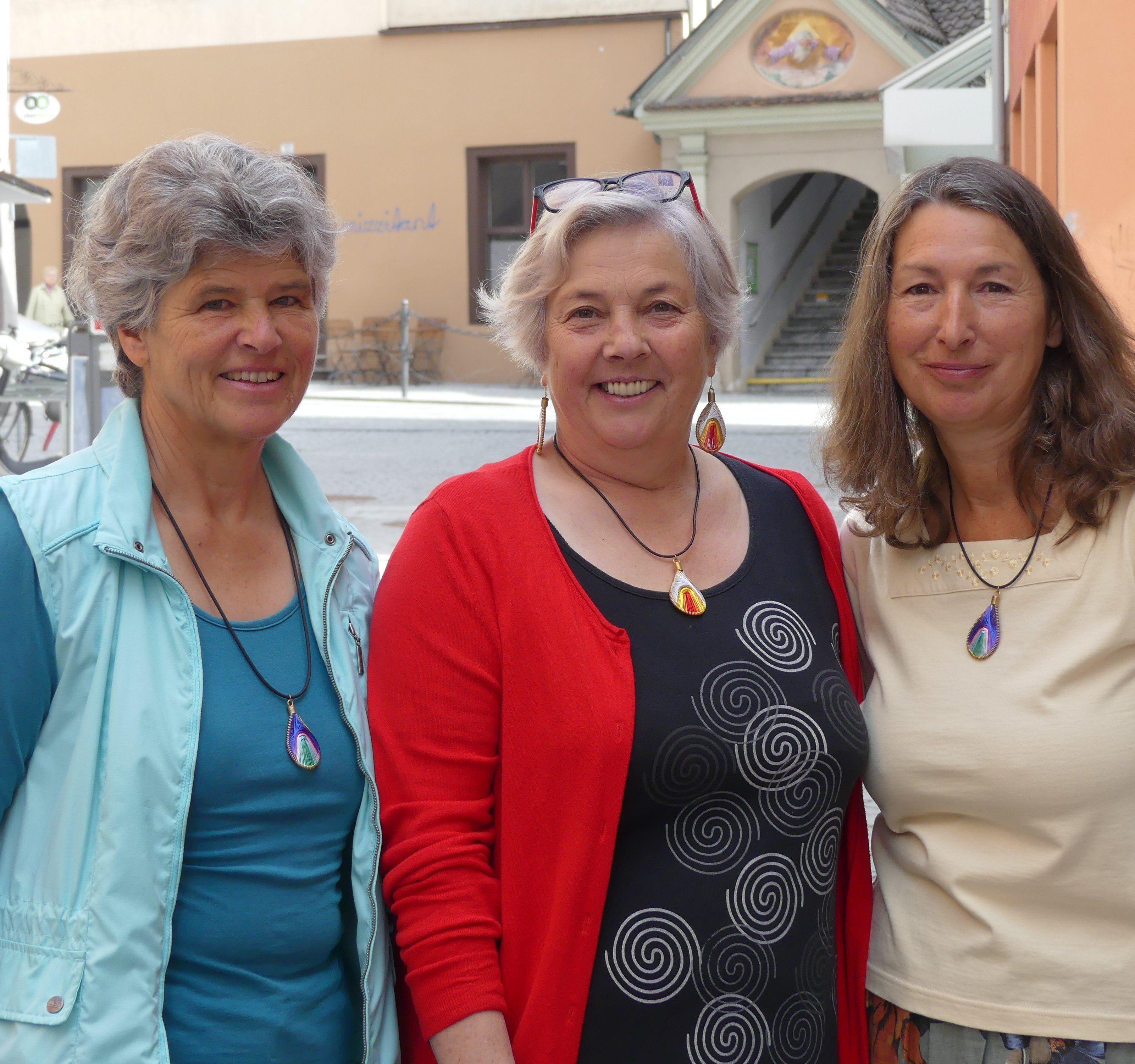 Mitarbeiterinnen des Weltladen Bludenz mit Schmuck des Projekts "Drop Earrings Not Bombs" Mitarbeiterinnen des Weltladen Bludenz mit Schmuck des Projekts "Drop Earrings Not Bombs"