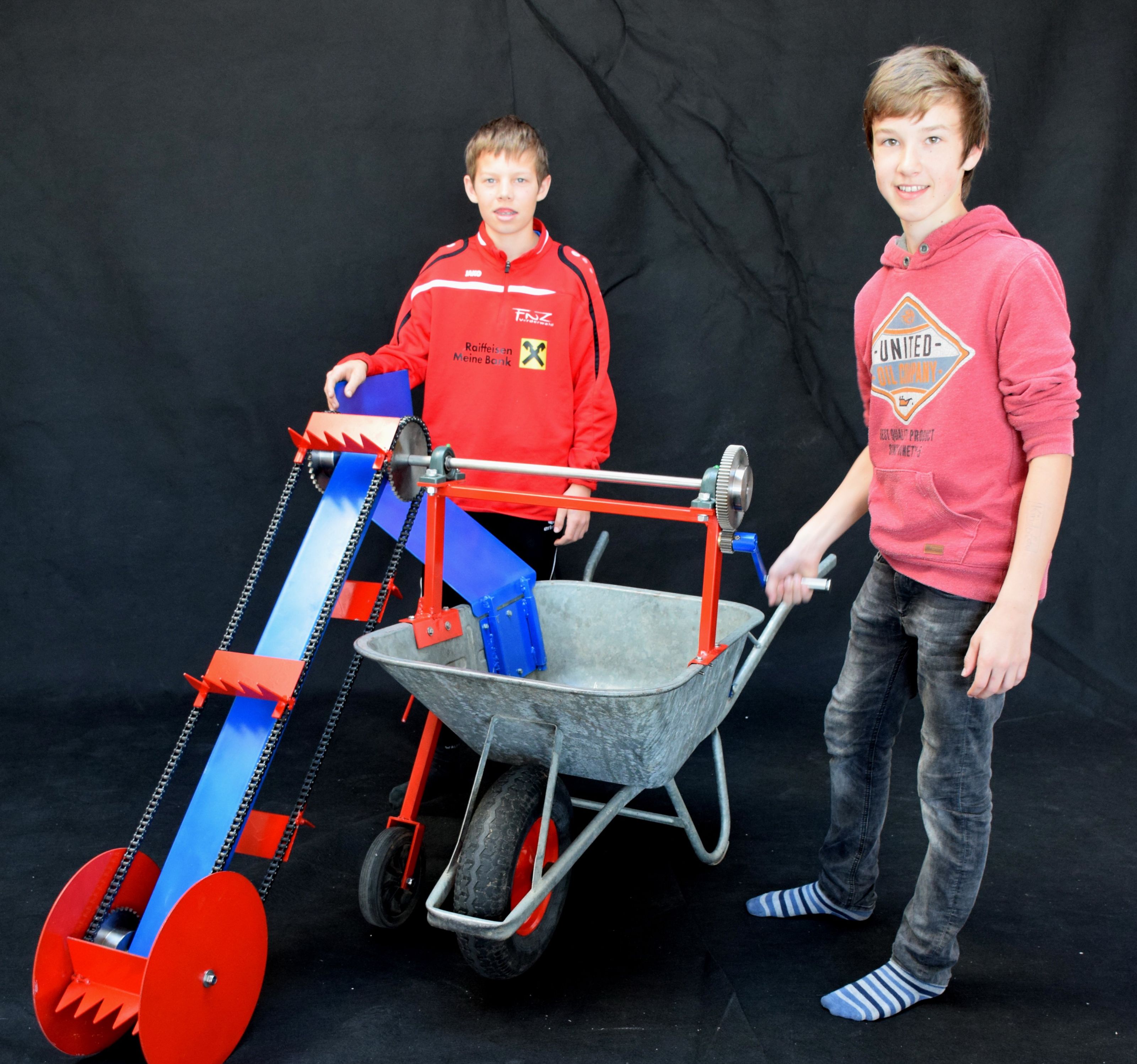 „Power of the Bauer“ von Daniel und Patrick erleichtert die Arbeit im Stall.    „Power of the Bauer“ von Daniel und Patrick erleichtert die Arbeit im Stall.