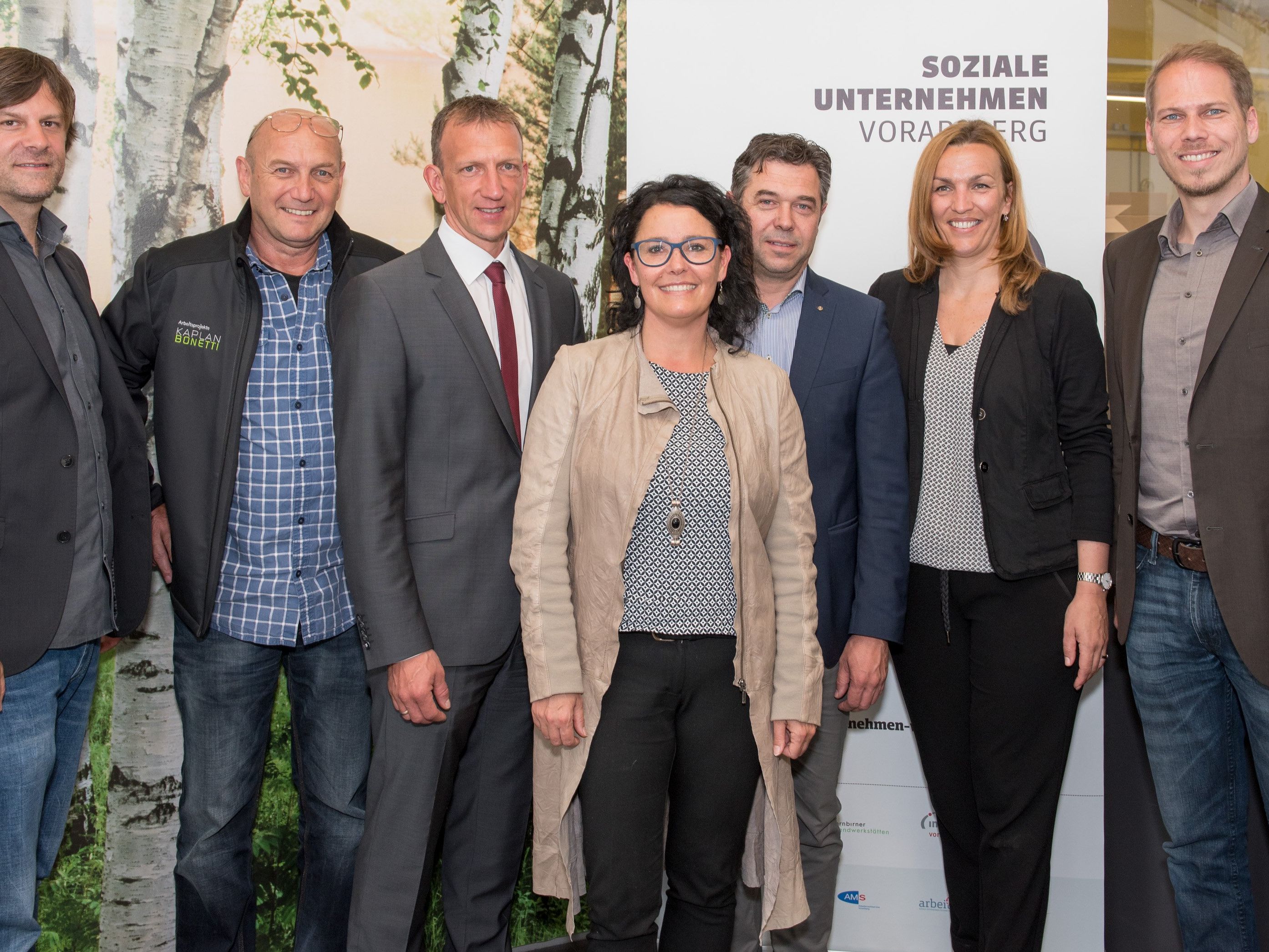 VertreterInnen der Sozialen Unternehmen Vorarlberg und der Förderparter: Stefan Koch (Geschäftsführer Integra Vorarlberg), Helmut Johler (Leiter Kaplan Bonetti Arbeitsprojekte), Bernhard Bereuter (Leiter AMS Vorarlberg), Benedicte Hämmerle (Verbandssprecherin), Harald Moosbrugger (Leiter Wirtschaftsabteilung Land Vorarlberg), Karoline Mätzler (Leiterin carla – ein Projekt der Caritas Vorarlberg) und Florian Kresser (Geschäftsführer AQUA Mühle Vorarlberg).