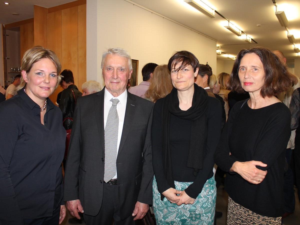 Rafaela Berger und Alwin Rohner mit den Künstlerinnen Christine Lederer und Gerti Hopp.