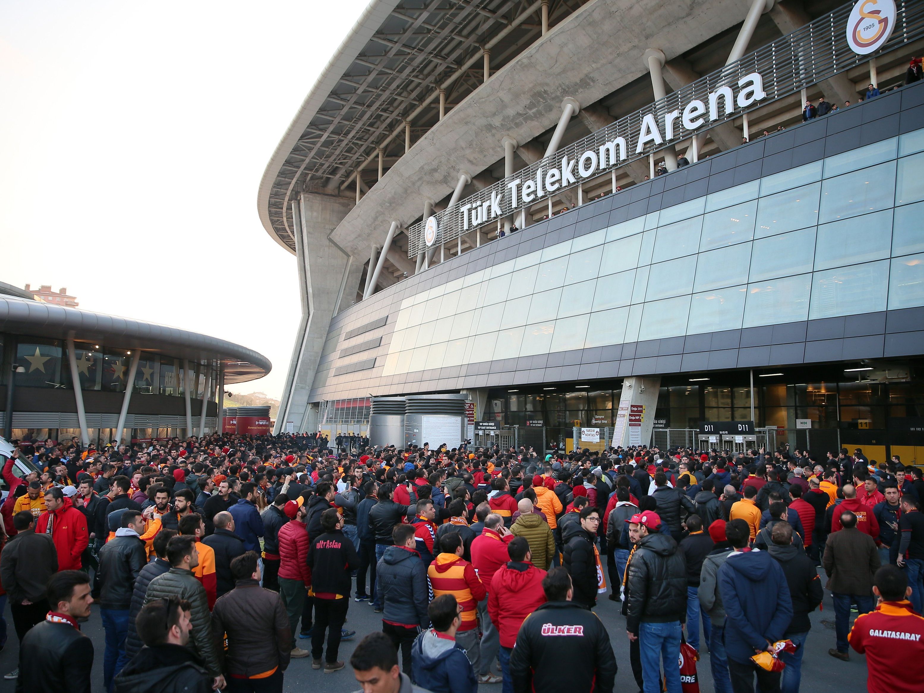 Auch der türkische Fußballverband (TFF) folgte der Aufforderung und passte auf seiner Webseite die Namen von mehreren Spielstätten an. Auch der türkische Fußballverband (TFF) folgte der Aufforderung und passte auf seiner Webseite die Namen von mehreren Spielstätten an.