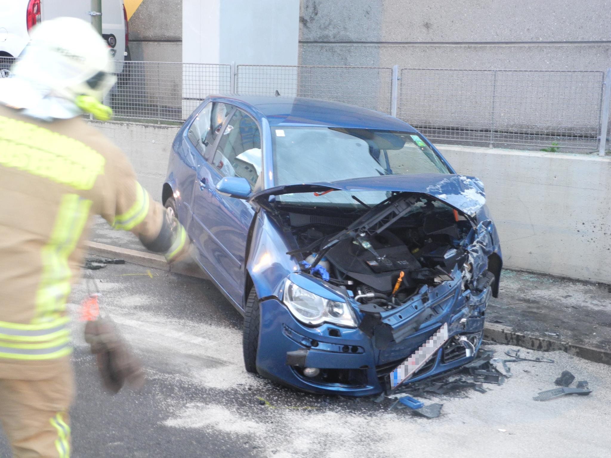 Totalschaden am Pkw, Krankenhaus für den Fahrer - Die Beifahrer wurden leicht verletzt.