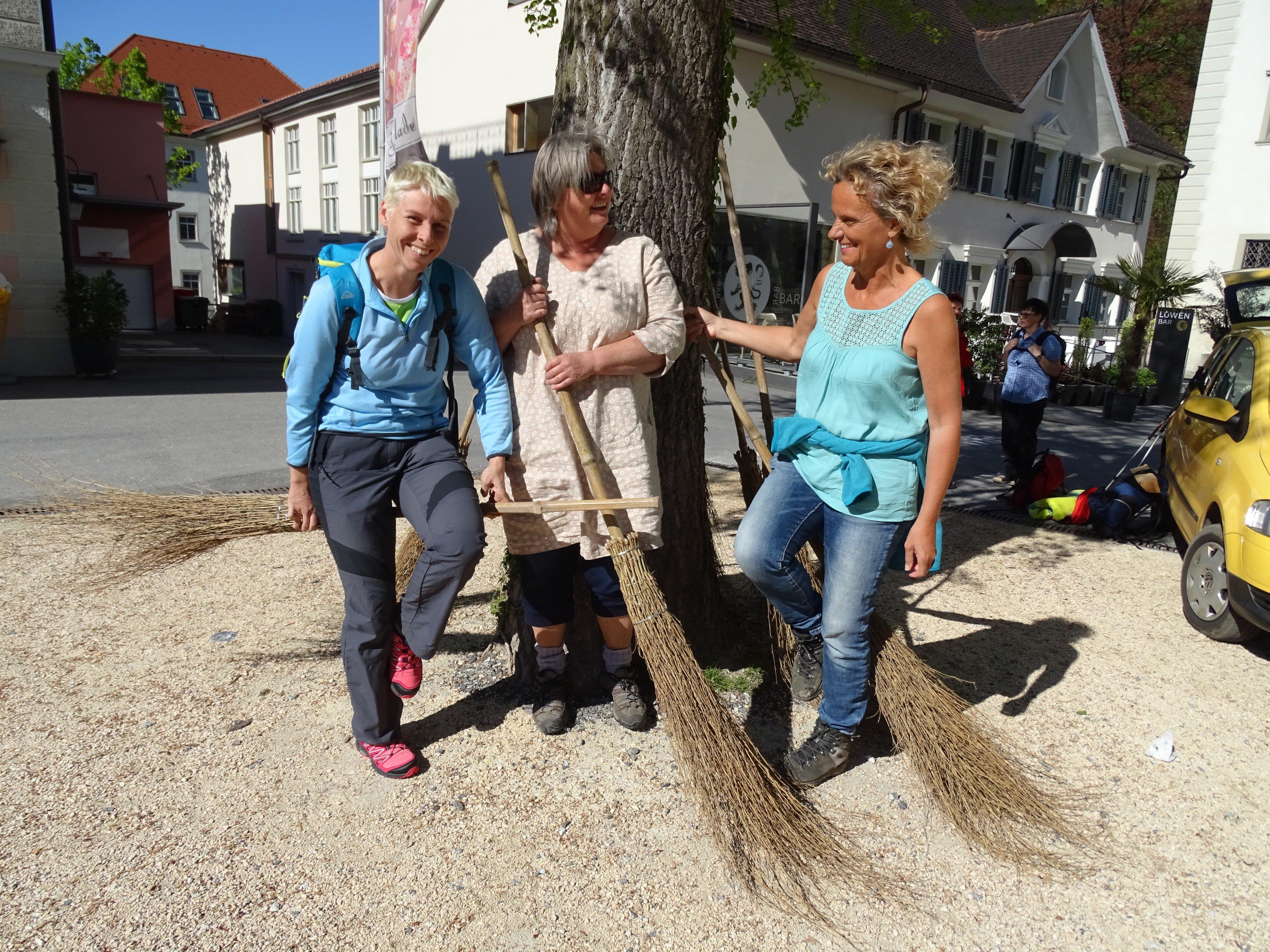 Die „Emsbachinnen“ StR. Patricia Tschallener mit Katharina Waibel und Renate Feichtinger (v.l.)