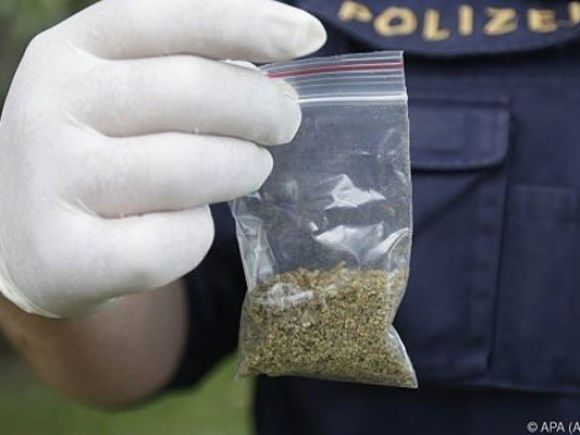 Die Polizisten stellten bei dem mutmaßlichen Drogendealer in Wien-Ottakring 11 Baggies Marihuana sicher. Die Polizisten stellten bei dem mutmaßlichen Drogendealer in Wien-Ottakring 11 Baggies Marihuana sicher.