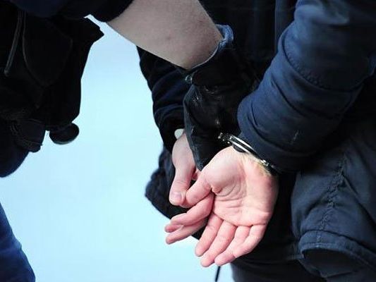 Für mehrere Drogendealer klickten die Handschellen. Für mehrere Drogendealer klickten die Handschellen.