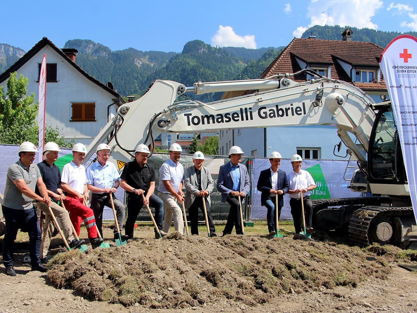 EHRGEIZIGES ZIEL: ROHBAU BIS WINTER FERTIG EHRGEIZIGES ZIEL: ROHBAU BIS WINTER FERTIG