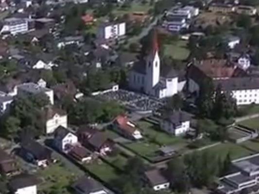 Im Zuge der Kirchturmsanierung der Pfarre Feldkirch-Altenstadt wurden Einschusslöcher in der Kirchturmuhr entdeckt.