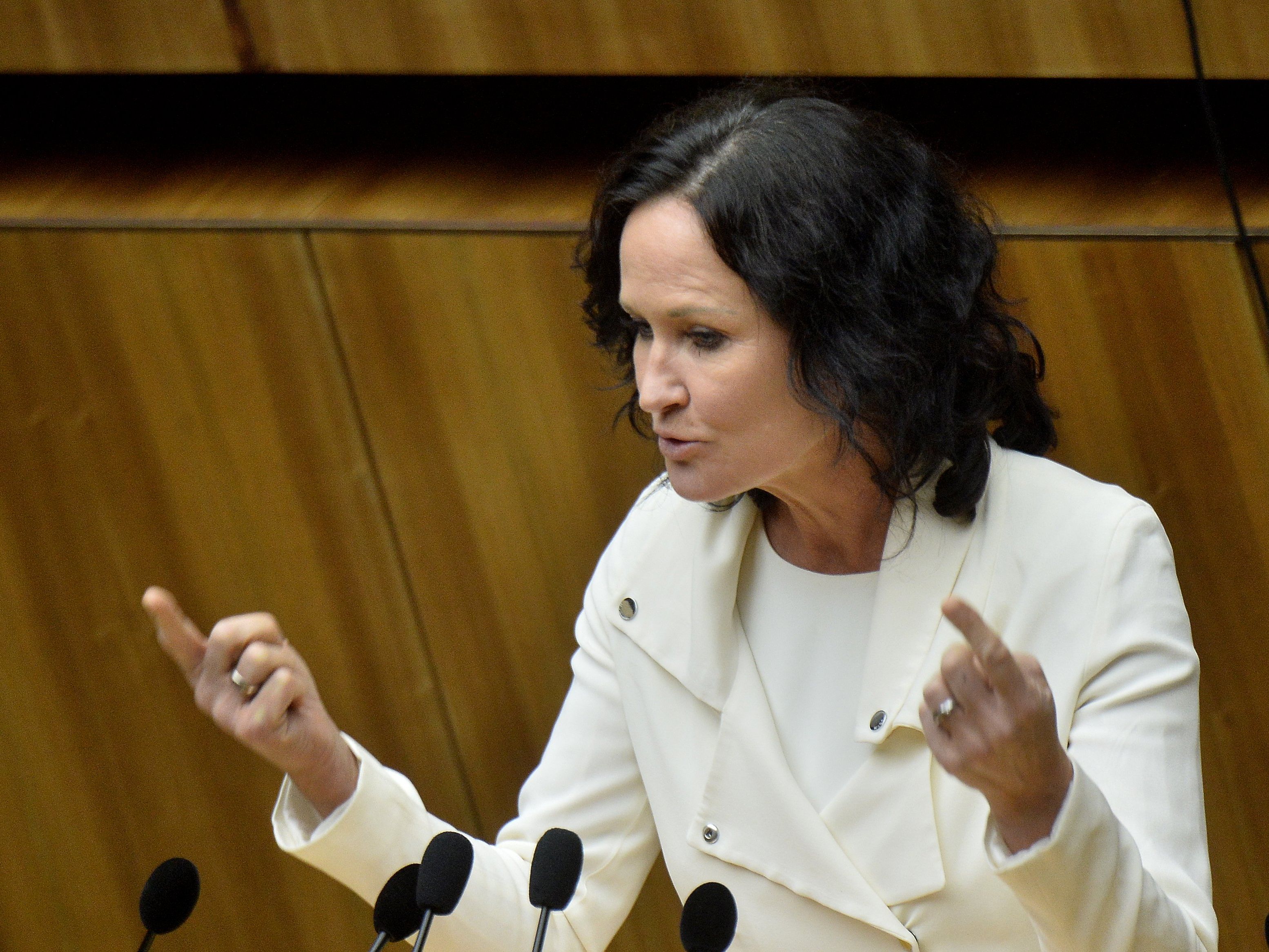 Die Bundessprecherin der Grünen, Eva Glawischnig, zur Neuwahl-Debatte. Die Bundessprecherin der Grünen, Eva Glawischnig, zur Neuwahl-Debatte.