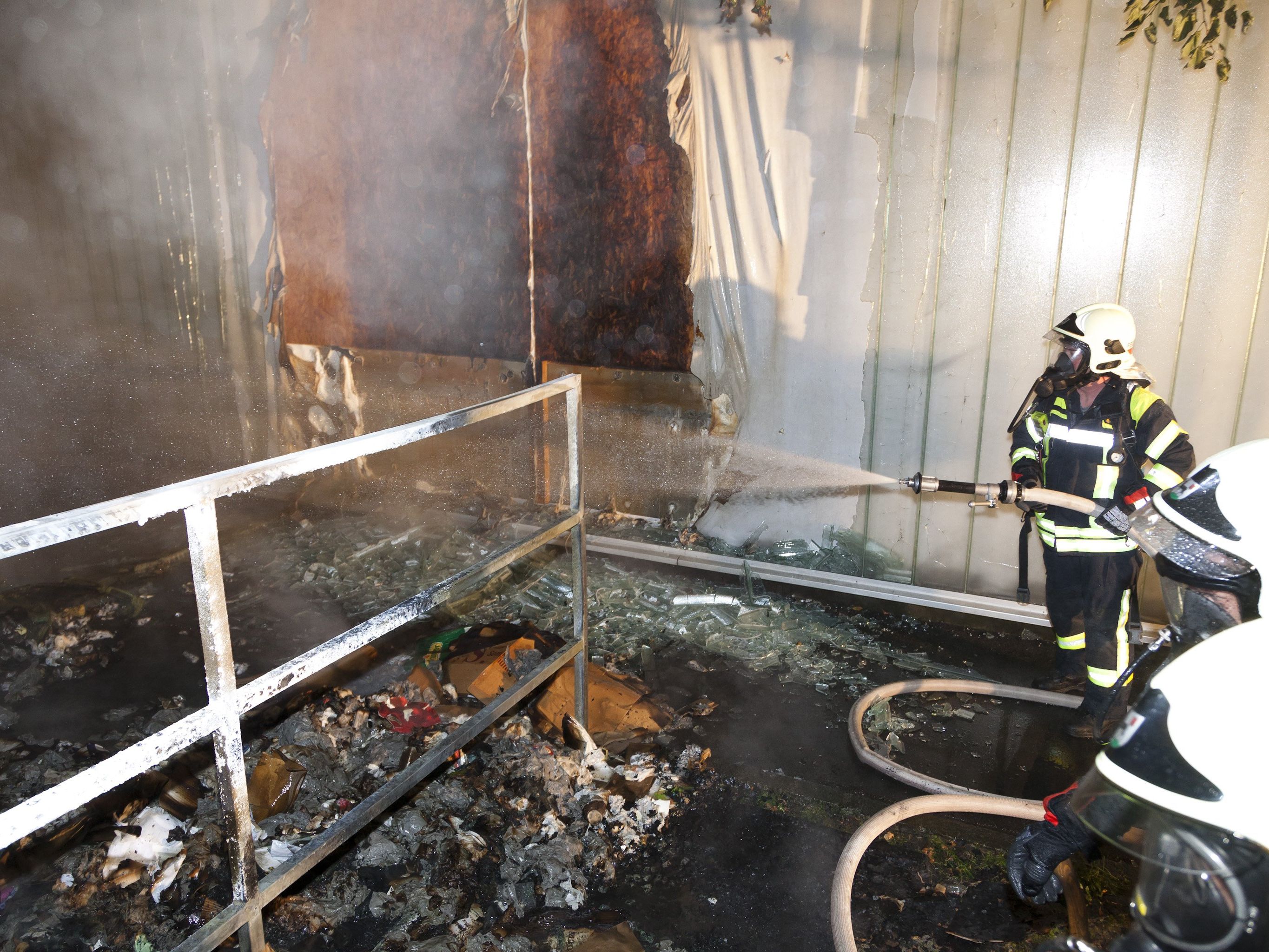 Brandserie hielt Feuerwehr auf Trab. Brandserie hielt Feuerwehr auf Trab.