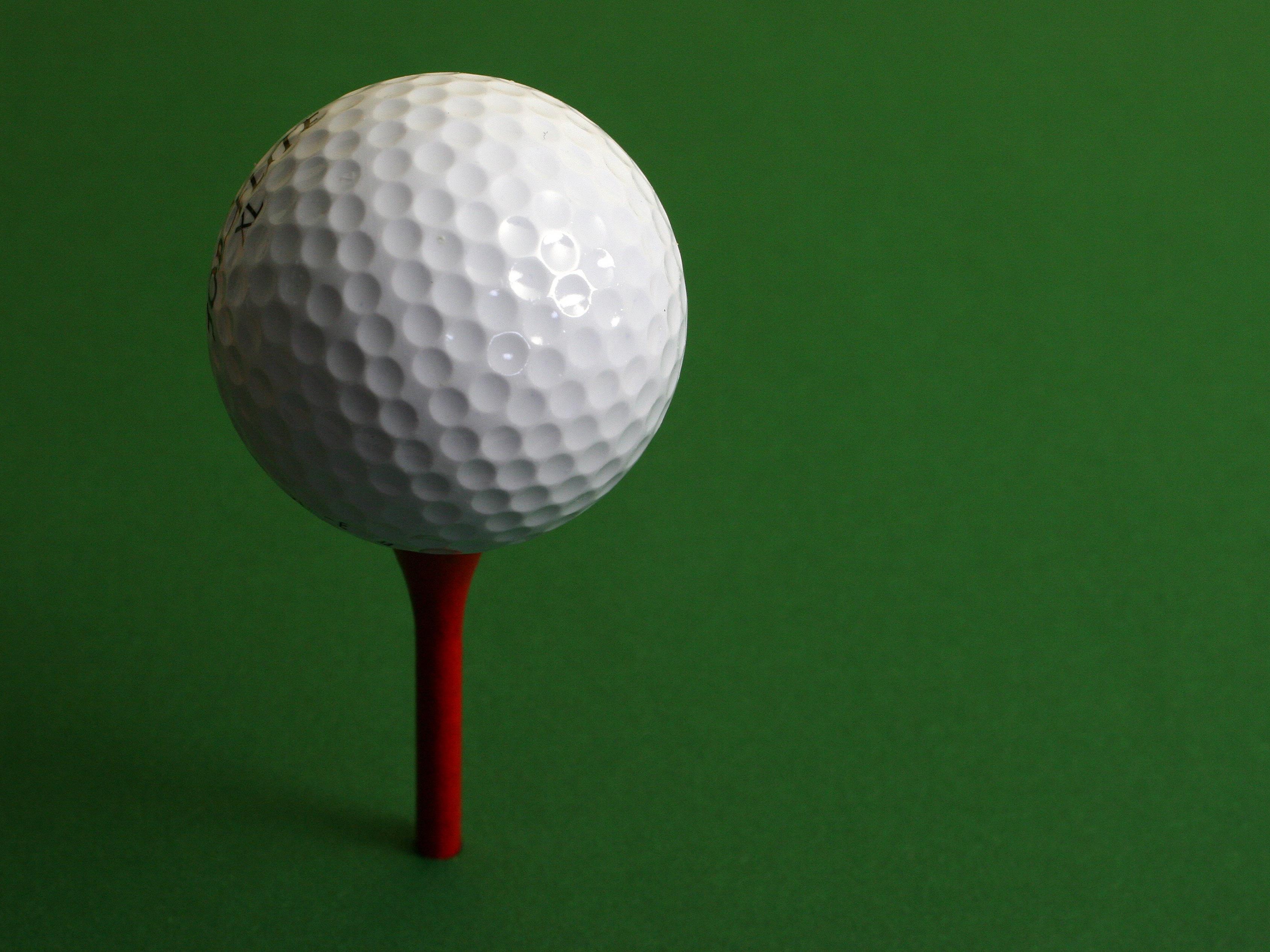 So kennen wir ihn - von innen sieht ein Golfball eher unheimlich aus.