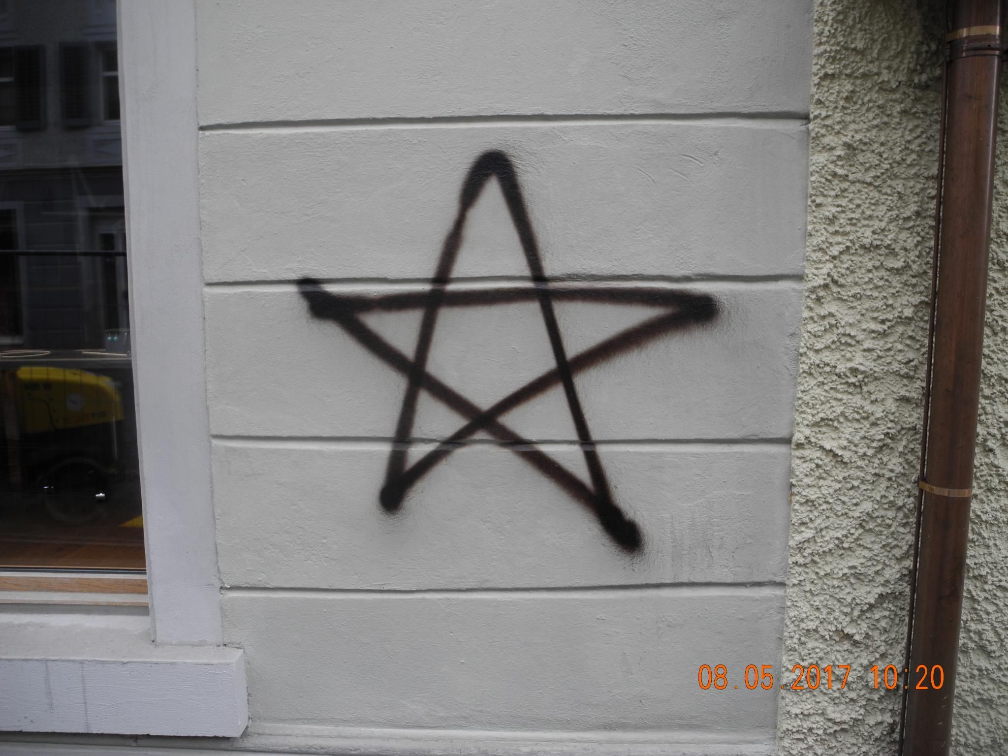 Auf eine Hausfassade in Hohenems wurde dieser Stern gesprüht. Auf eine Hausfassade in Hohenems wurde dieser Stern gesprüht.