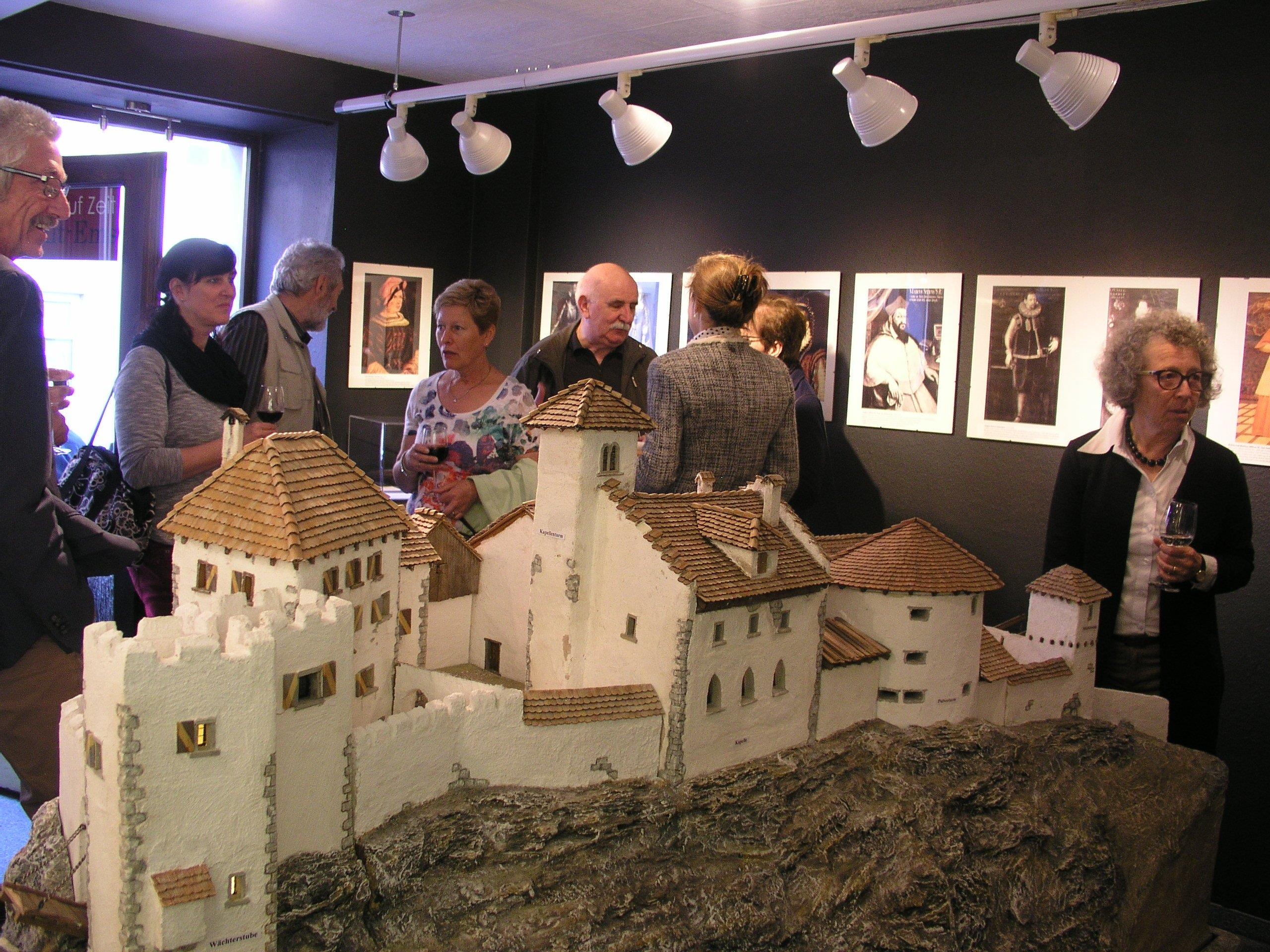 Der neue Ausstellungsraum in der Marktstraße 26 bietet einen passenden Rahmen für Burgenmodell, Bilder und historische Fundstücke.