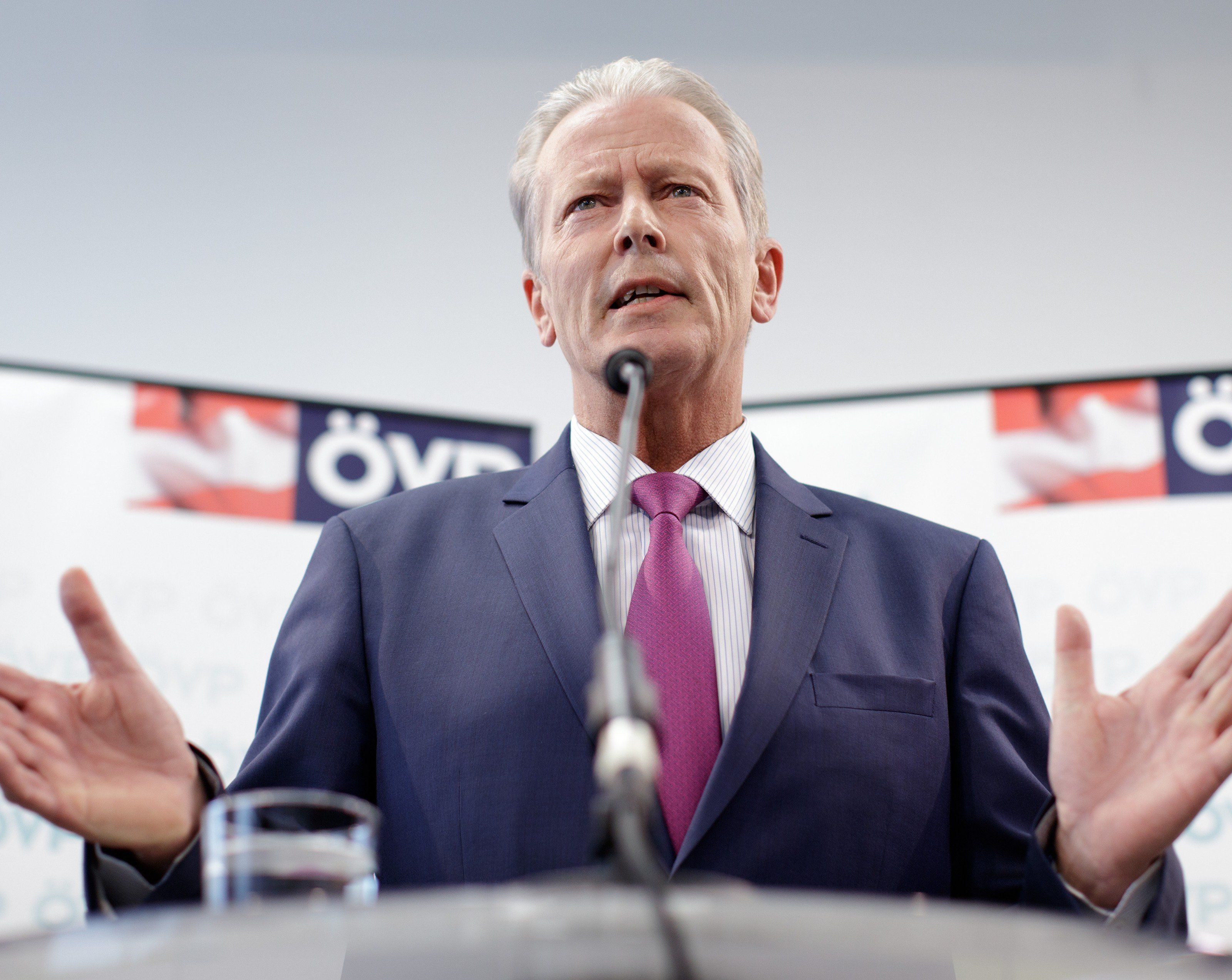 Ihm reicht es! Reinhold Mitterlehner legt all seine Ämter zurück. Ihm reicht es! Reinhold Mitterlehner legt all seine Ämter zurück.