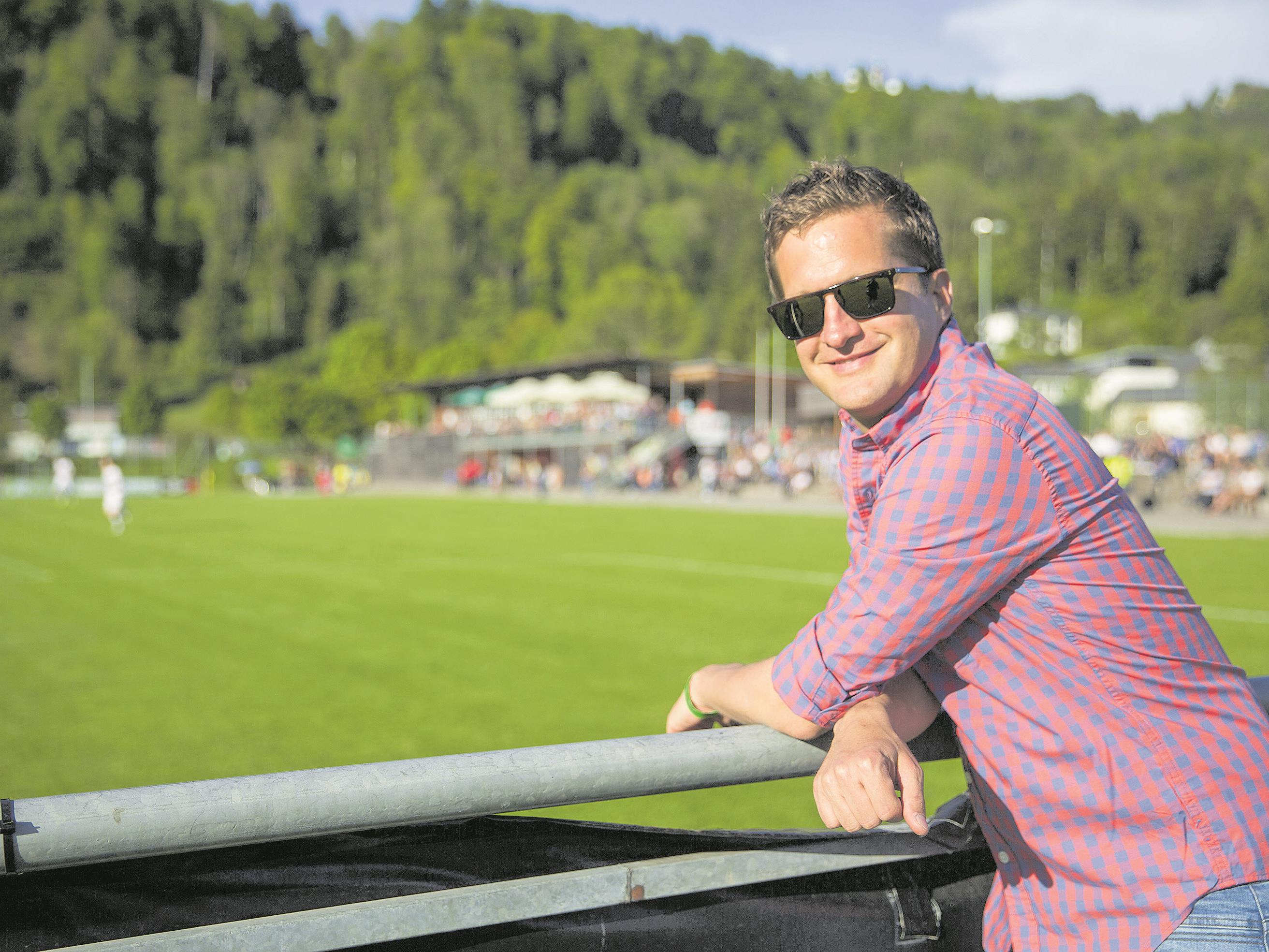 Sport-Kommentator Oliver Polzer im Wann und Wo Interview.