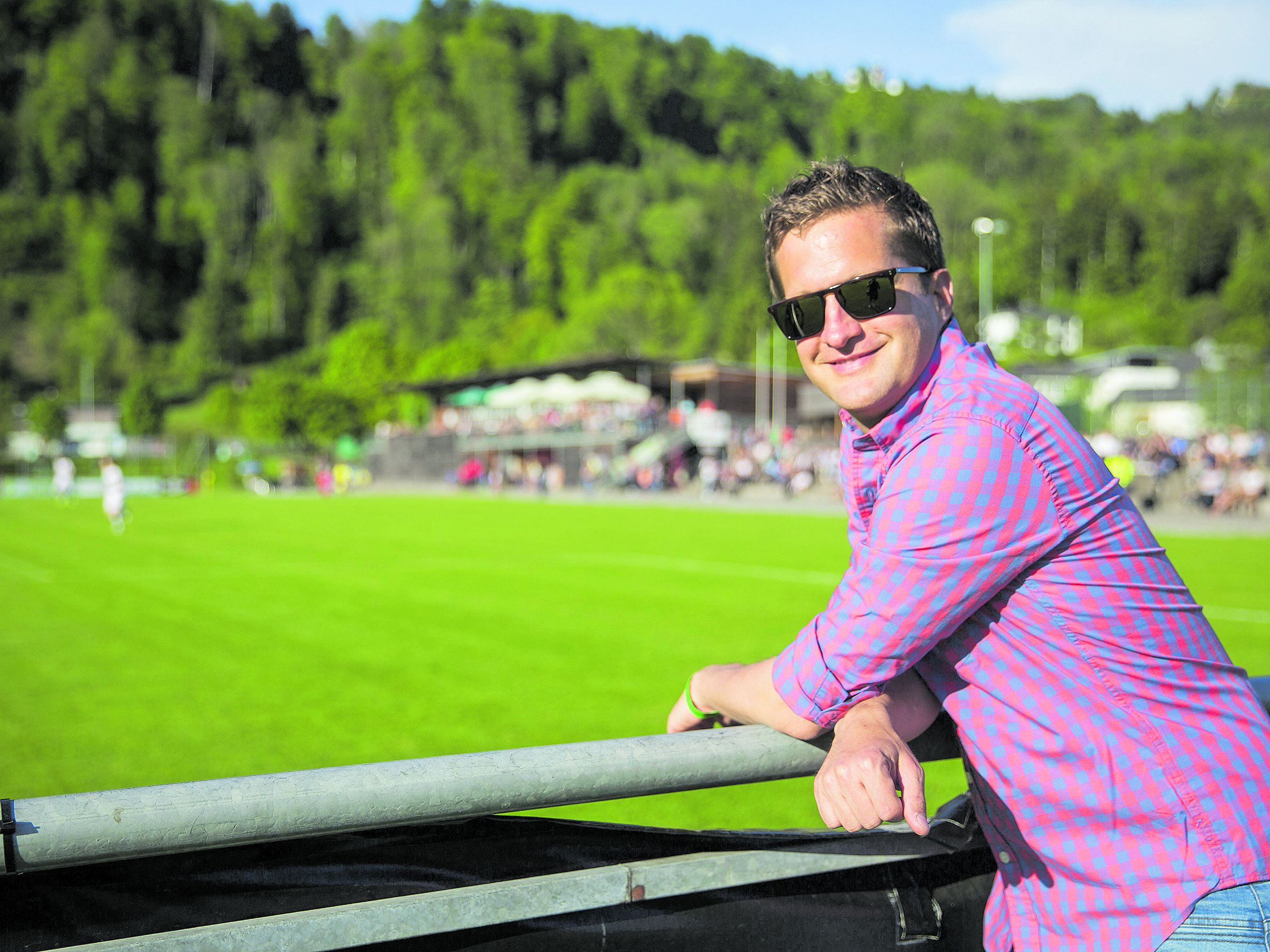 Sport-Kommentator Oliver Polzer im Wann und Wo Interview.