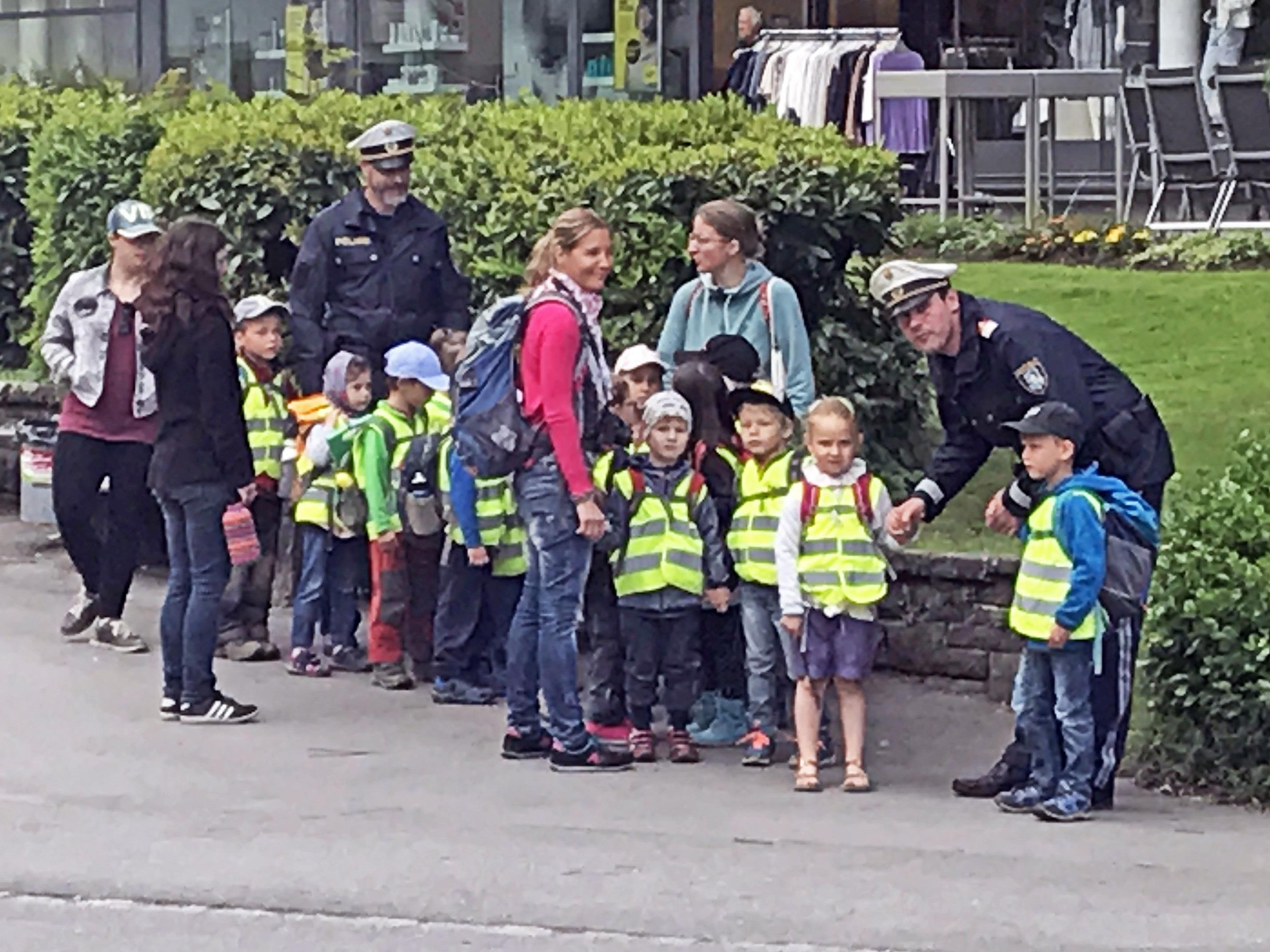 Der neue Stadtpolizist Markus Mattle (4. v. l.) war zum ersten Mal dabei und hatte sichtlich Spaß an der Übung mit den Kindern.