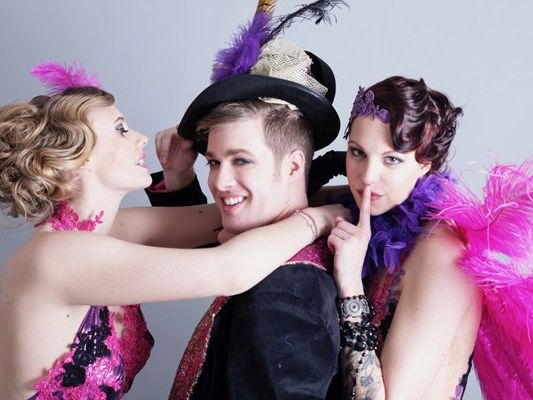 Im Life Ball Pop up-Store kann Mode der 20er und 30er Jahre geshoppt werden. Im Life Ball Pop up-Store kann Mode der 20er und 30er Jahre geshoppt werden.