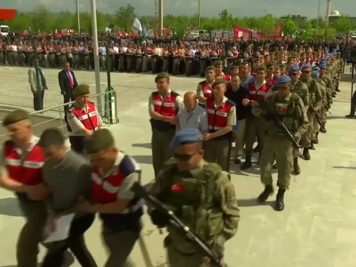 Die mehr als 200 Angeklagten mussten auf ihrem Weg in den Gerichtssaal ein Spalier von Demonstranten passieren, die lautstark die Todesstrafe für sie forderten. Die mehr als 200 Angeklagten mussten auf ihrem Weg in den Gerichtssaal ein Spalier von Demonstranten passieren, die lautstark die Todesstrafe für sie forderten.
