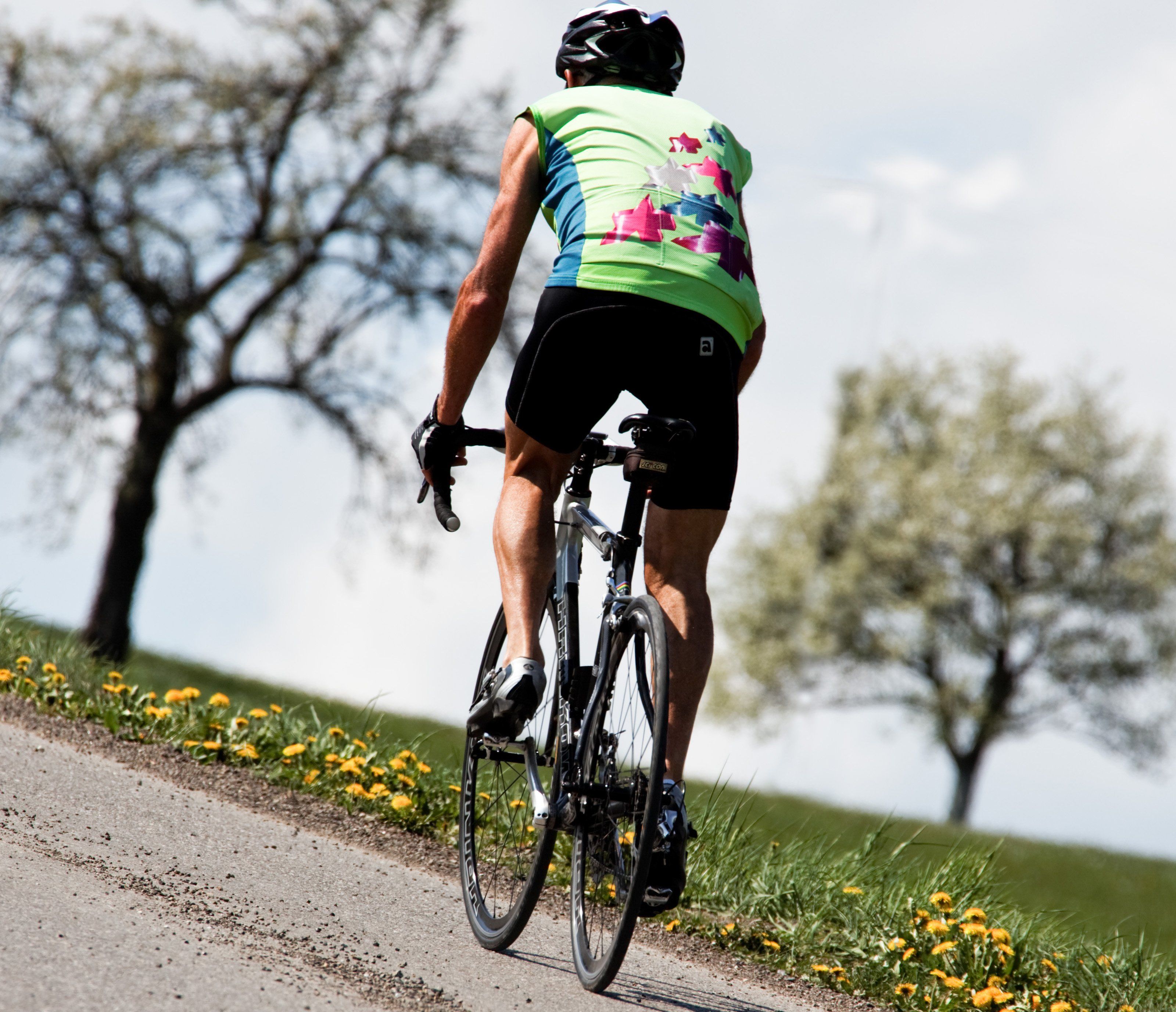 Wie die Polizei mitteilte, trug der verunfallte Radfahrer einen Fahrradhelm.