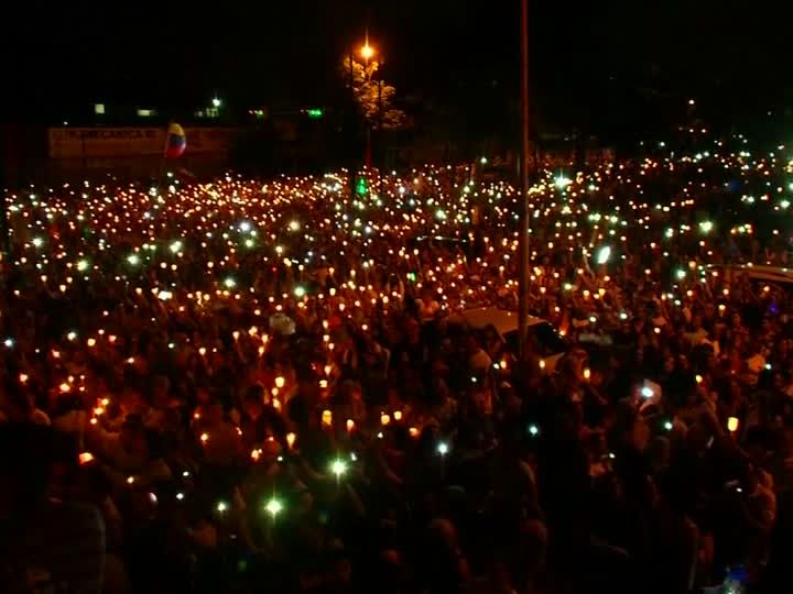 Mit einer friedlichen Demonstration haben Tausende in Venezuela ein Ende der Gewalt gefordert. Mit einer friedlichen Demonstration haben Tausende in Venezuela ein Ende der Gewalt gefordert.