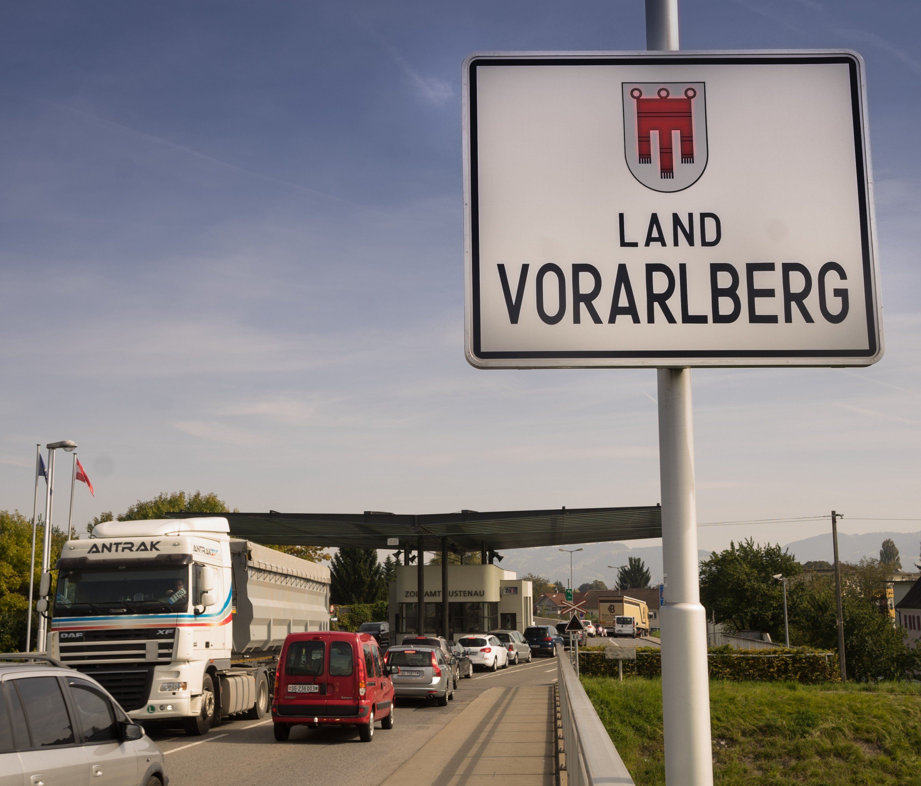 Einer 30-jährigen Frau wird vorgeworfen, große Mengen Kokain und Heroin nach Vorarlberg geschmuggelt zu haben. Einer 30-jährigen Frau wird vorgeworfen, große Mengen Kokain und Heroin nach Vorarlberg geschmuggelt zu haben.