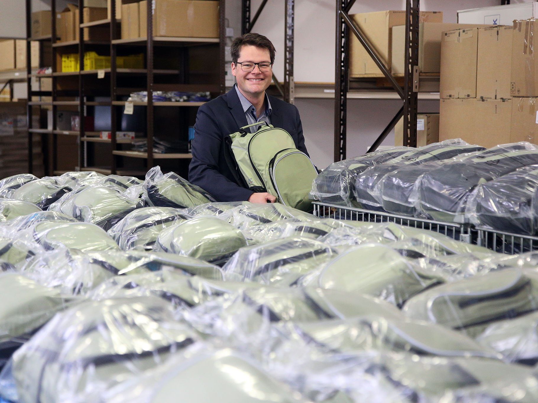 Jürgen Czernorszky in der MA54, wo die Wickelrucksäcke für die Wiener Familien fertig gestellt werden Jürgen Czernorszky in der MA54, wo die Wickelrucksäcke für die Wiener Familien fertig gestellt werden
