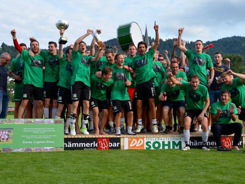 Die Kicker aus Alberschwende bejubelten den Vizemeistertitel und den damit verbundenen Aufstieg.