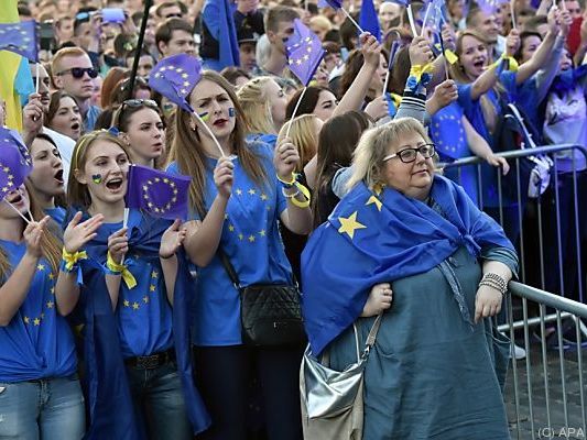 Mehr als 10.000 Menschen feierten im Stadtzentrum von Kiew Mehr als 10.000 Menschen feierten im Stadtzentrum von Kiew