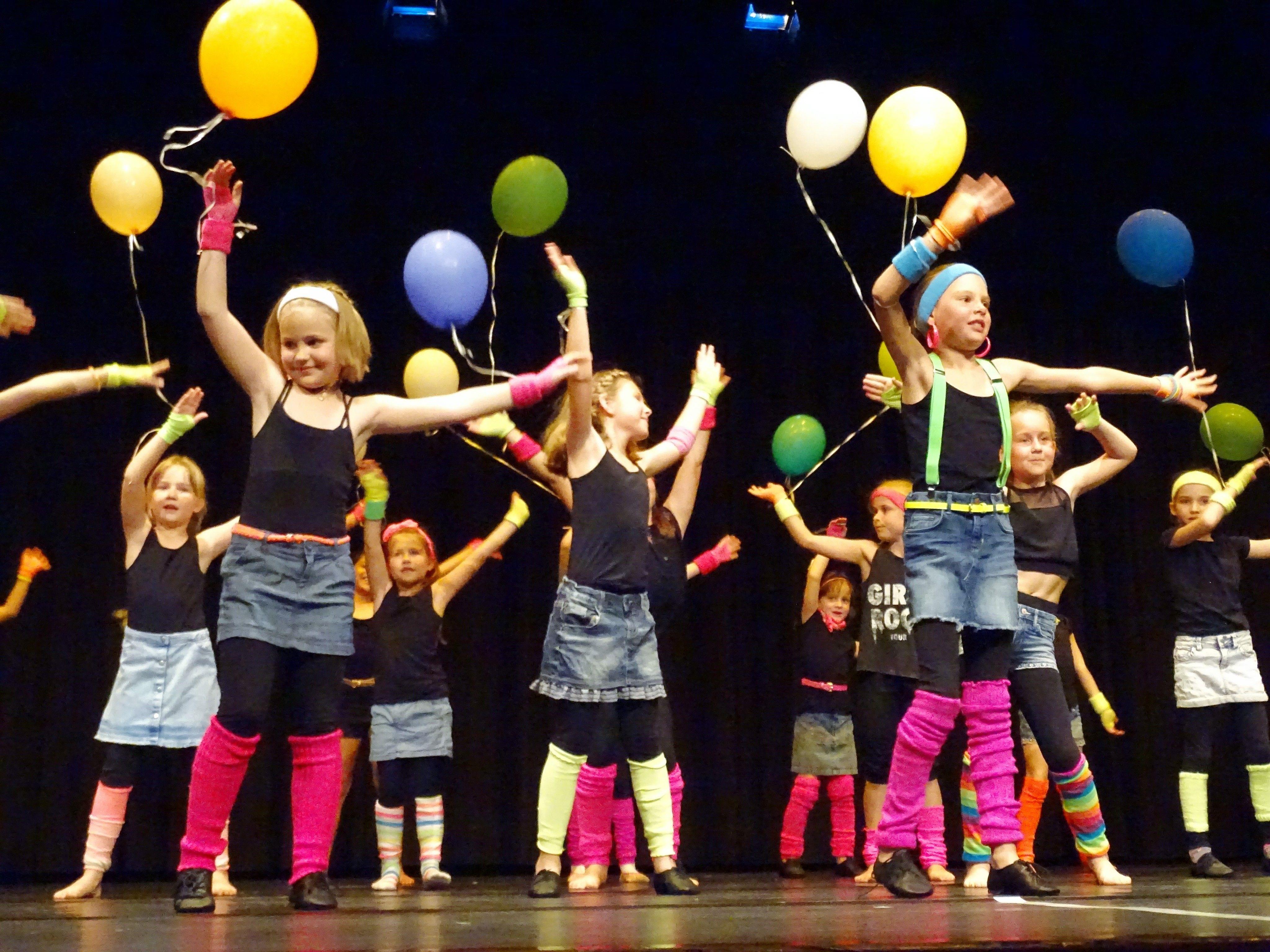 Ein farbenprächtiges Bild auf die Bühne zauberte die Tanzeinlage zu Nenas Hit „99 Luftballons“.