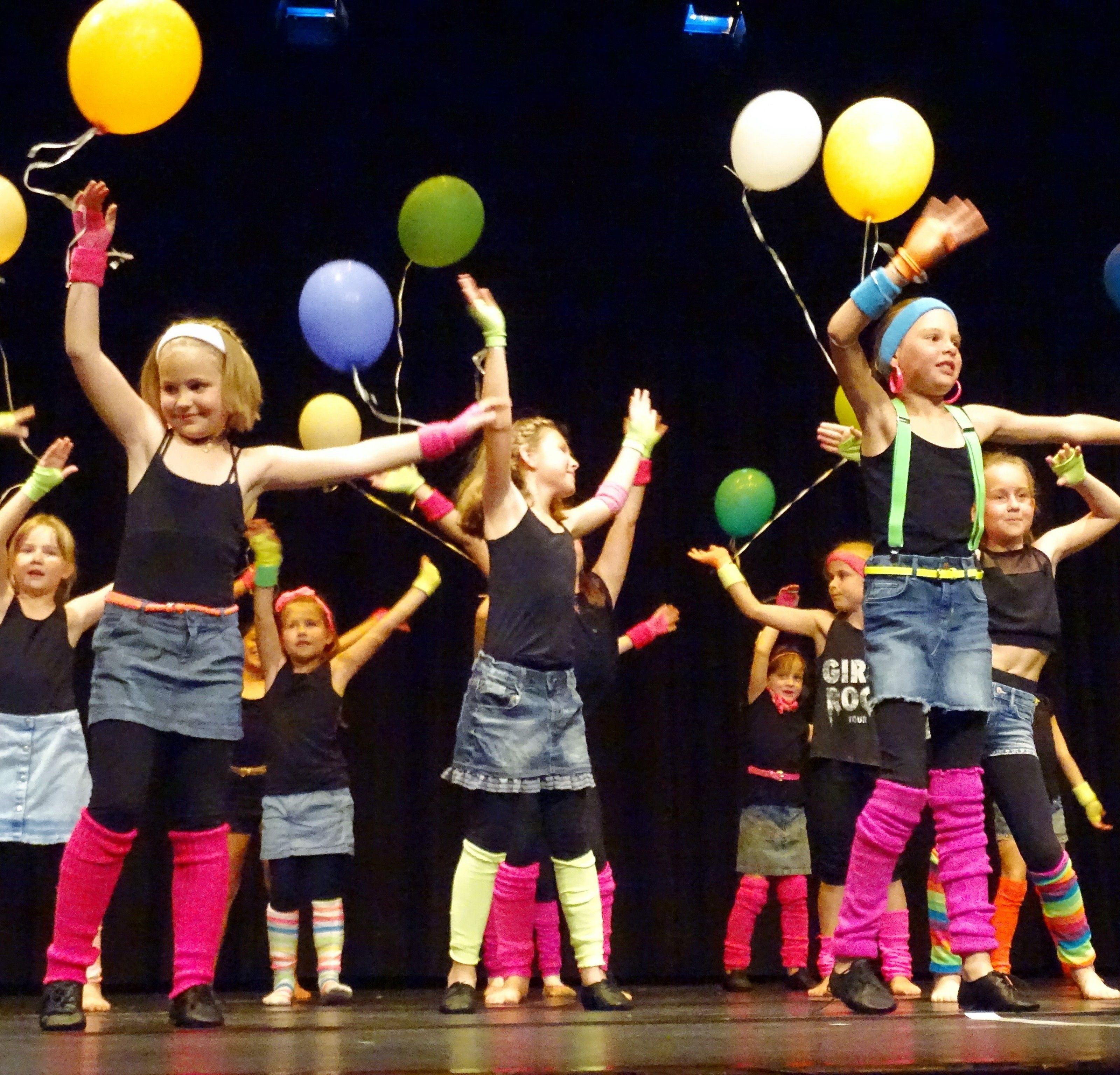 Ein farbenprächtiges Bild auf die Bühne zauberte die Tanzeinlage zu Nenas Hit „99 Luftballons“. Ein farbenprächtiges Bild auf die Bühne zauberte die Tanzeinlage zu Nenas Hit „99 Luftballons“.