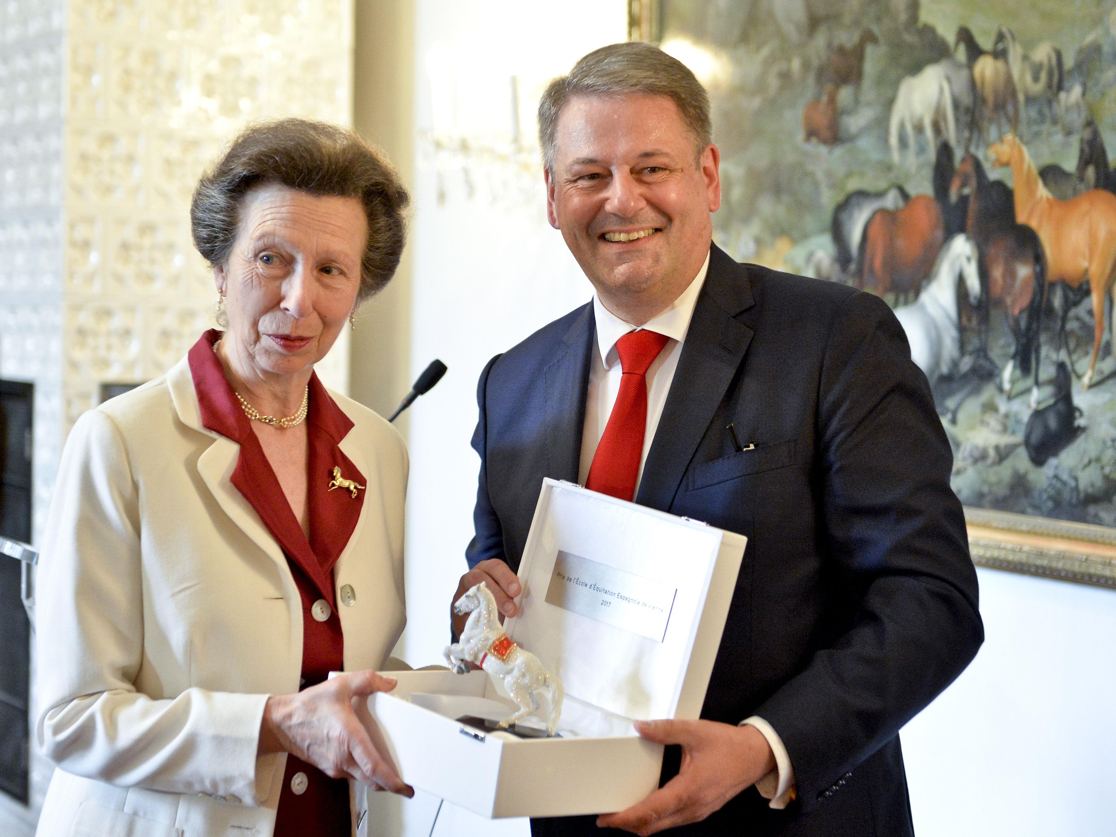 Rupprechter übergab die Auszeichnung an Großbritanniens Prinzessin Anne. Rupprechter übergab die Auszeichnung an Großbritanniens Prinzessin Anne.